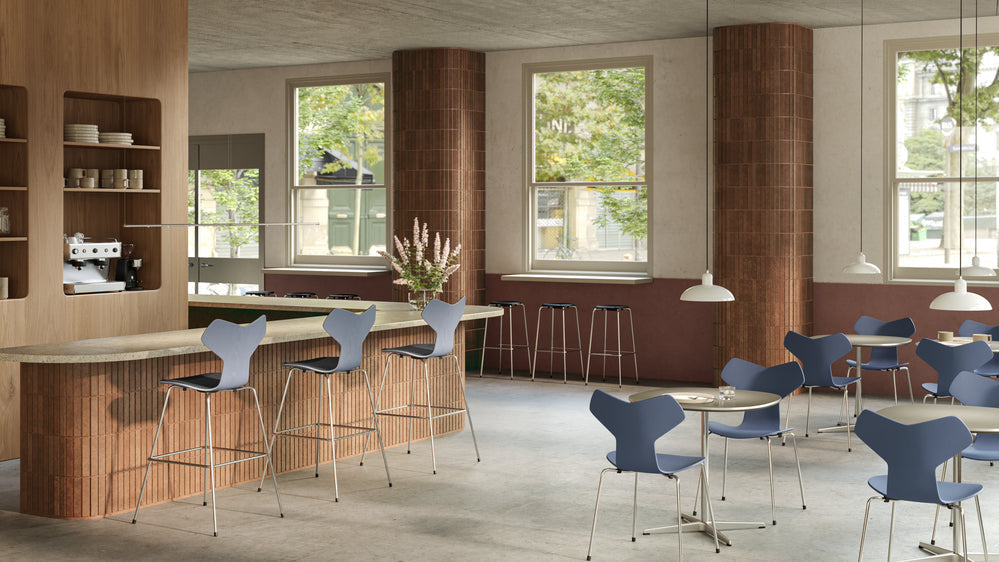 Fritz Hansen High Dot Bar Stuhl, intensive Leder mit schwarz/schwarzer Pulverbeschichtung