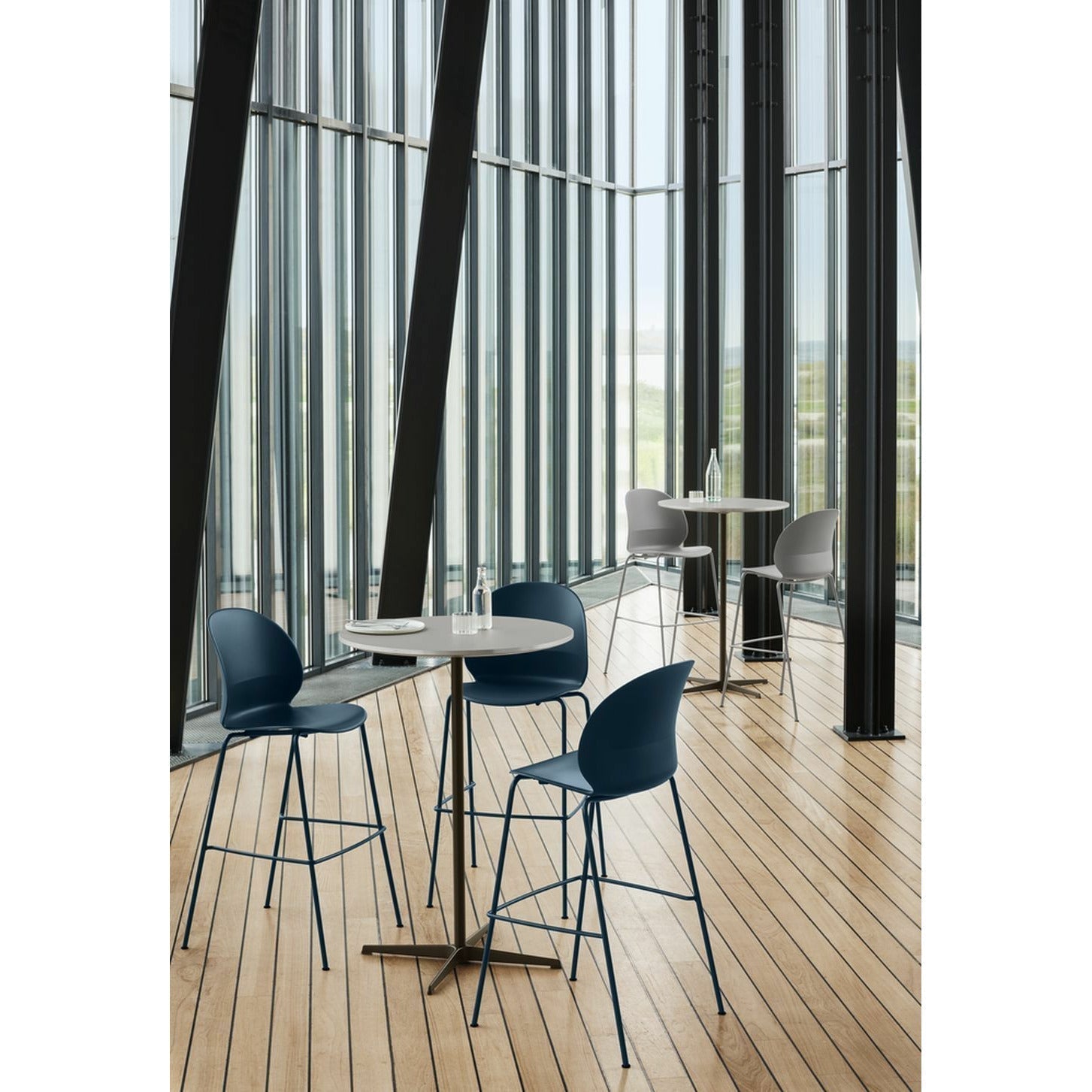 Fritz Hansen N02 Recycler les tabourets à barre haute, noir / noir