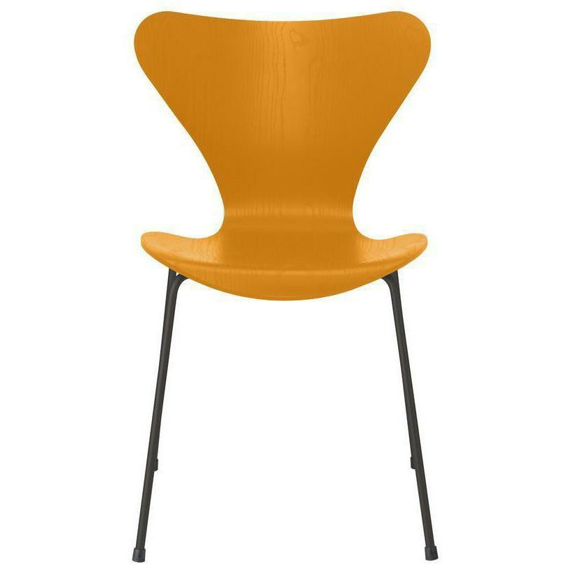 Fritz Hansen Series 7 Silla teñida de cenizas quemadas Tazón amarillo, base de grafito caliente