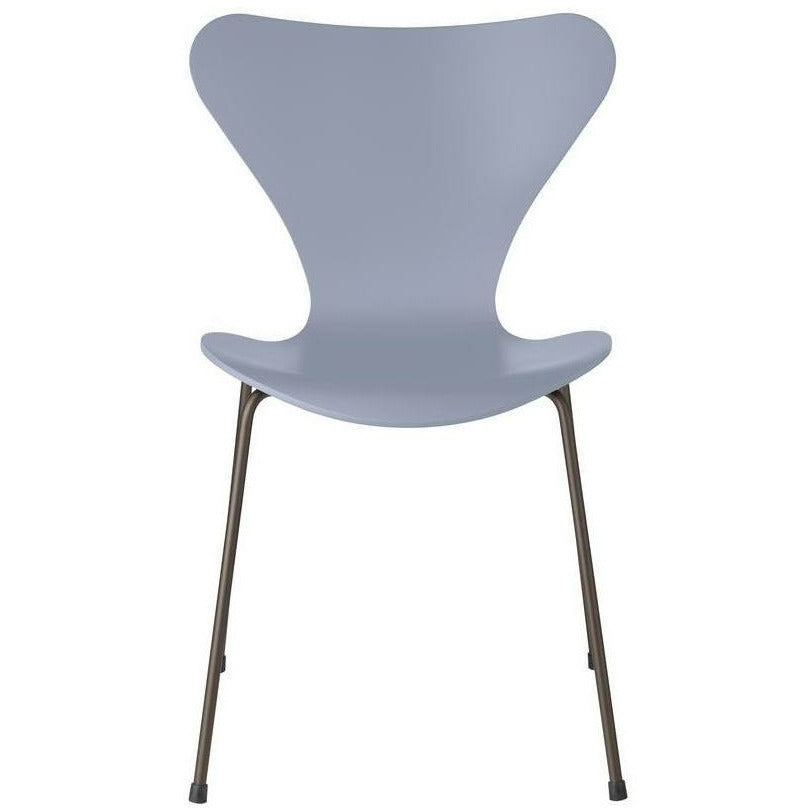 Fritz Hansen Series 7 stoel gelakte lavendelblauwe schaal, bruine bronzen basis