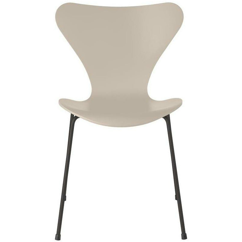 Fritz Hansen série 7 chaise laquée de coque beige légère laquée, base de graphite chaud