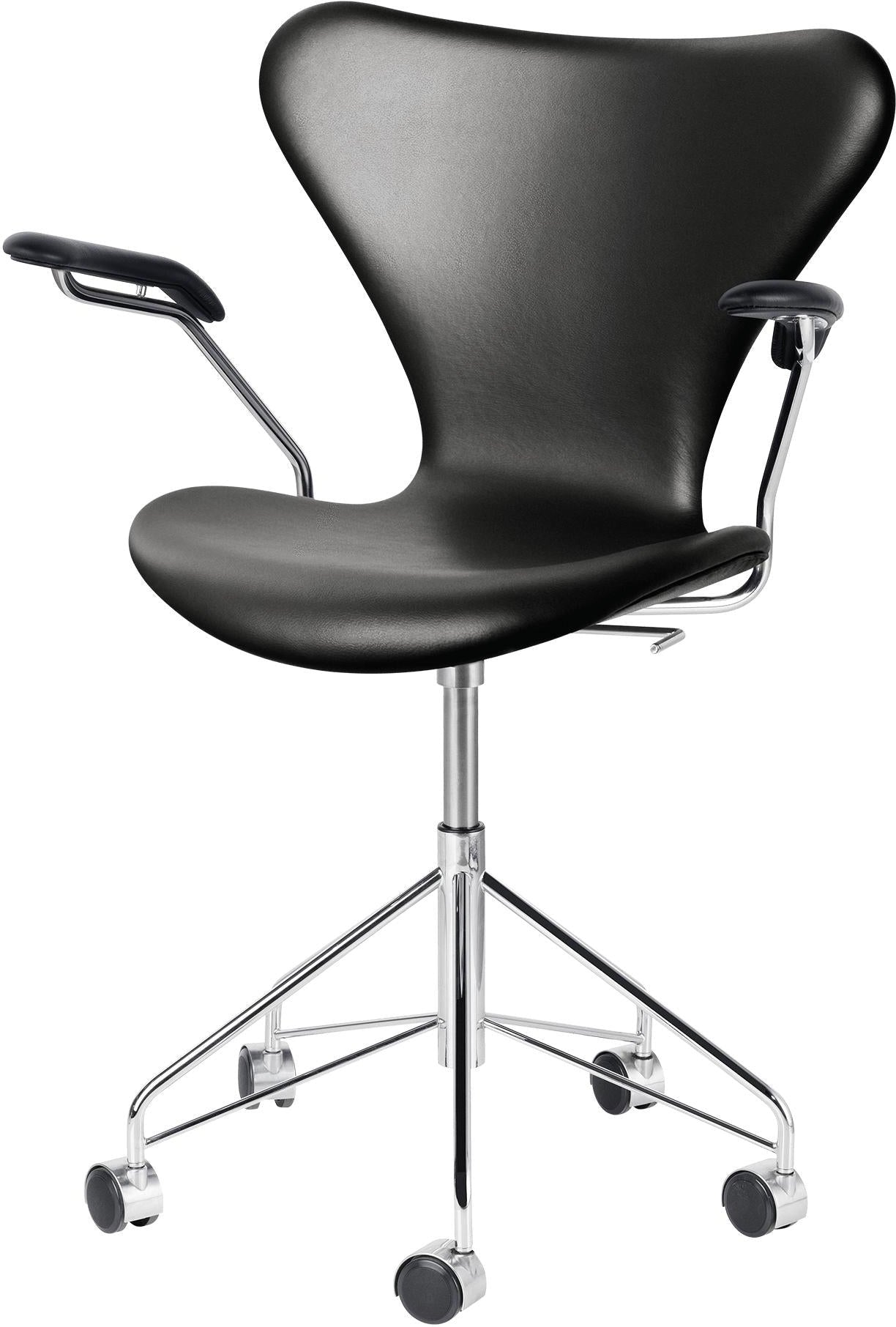 Fritz Hansen Series 7 Sillón giratorio de cuero de tapicería completa, esencial negro