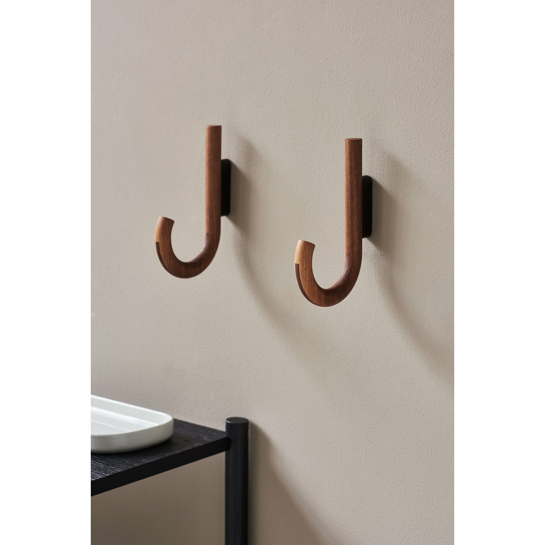 Gejst Hook, Walnut/Black Chrome