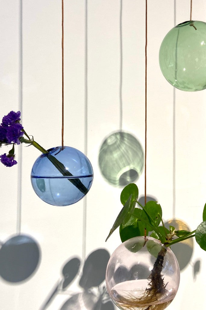 Studio sur la suspension du vase à bulles de fleurs, vert
