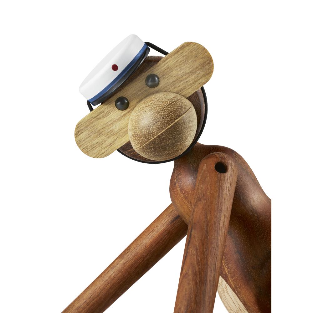 Kay Bojesen Monkey Small Teak/Limba con gorra de estudiante azul