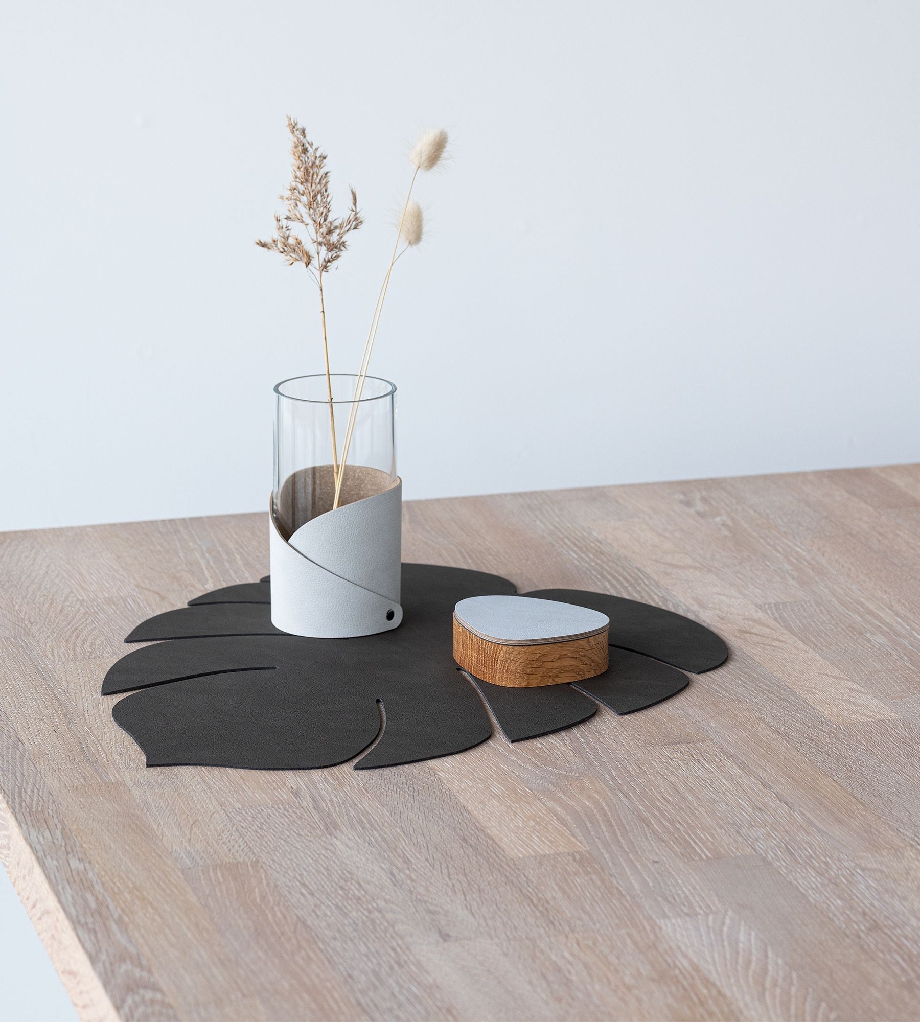 Lind ADN Table Mat Monstera Leaf L, caviar