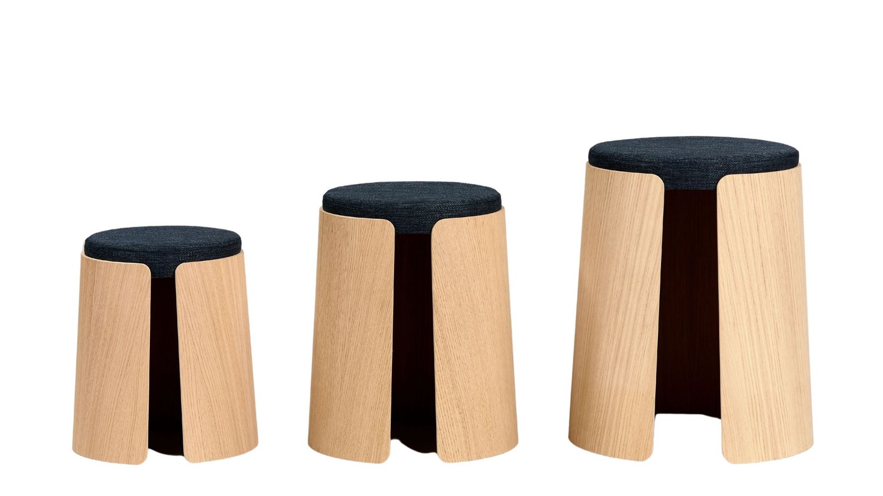 Loca Knax Stool Eiche Seifen/dunkelblaues Stoffkissen, 3 -Set von 3