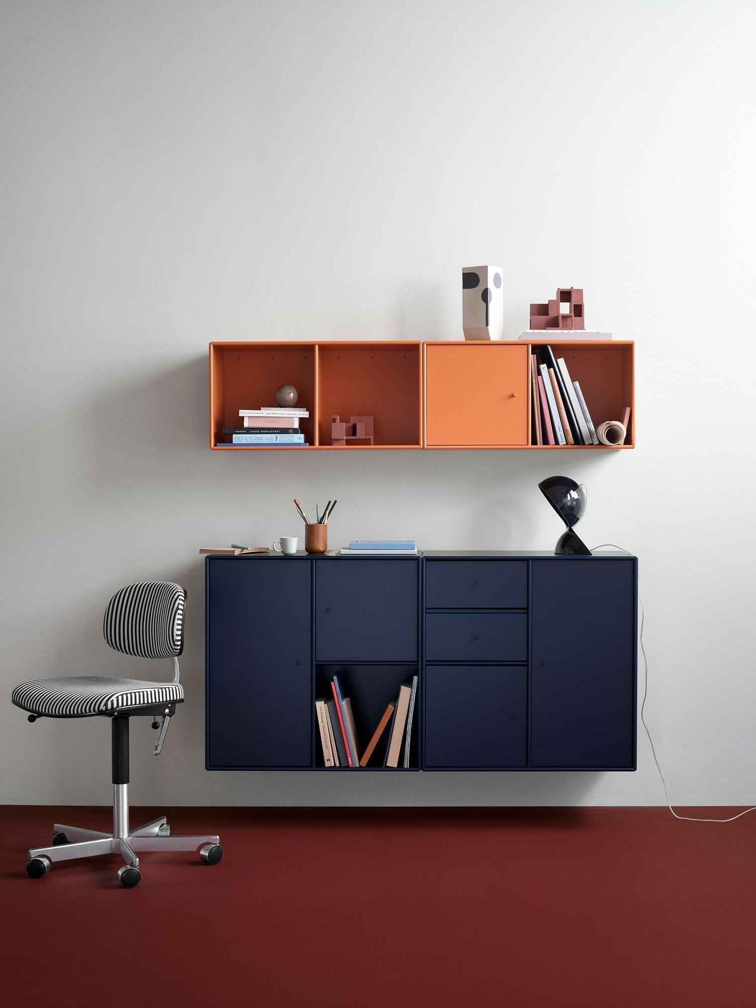 Montana Paar Sideboard mit Beinen, Schwarz/Matt Chrom