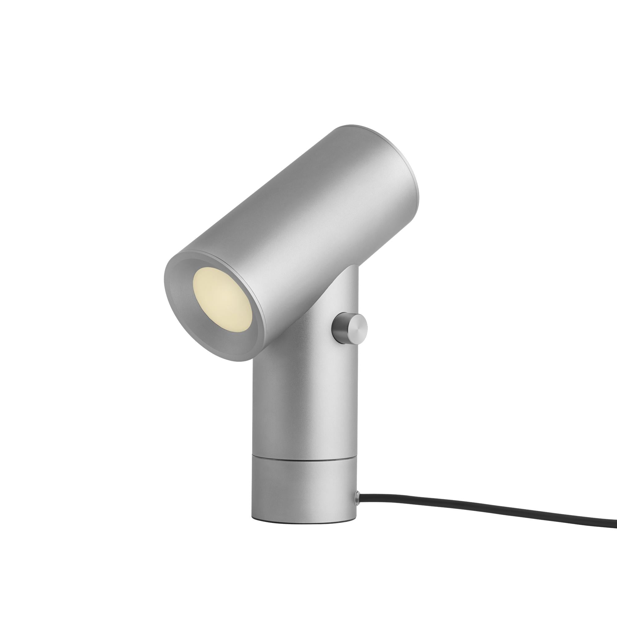 Muuto Strahltischlampe, Aluminium