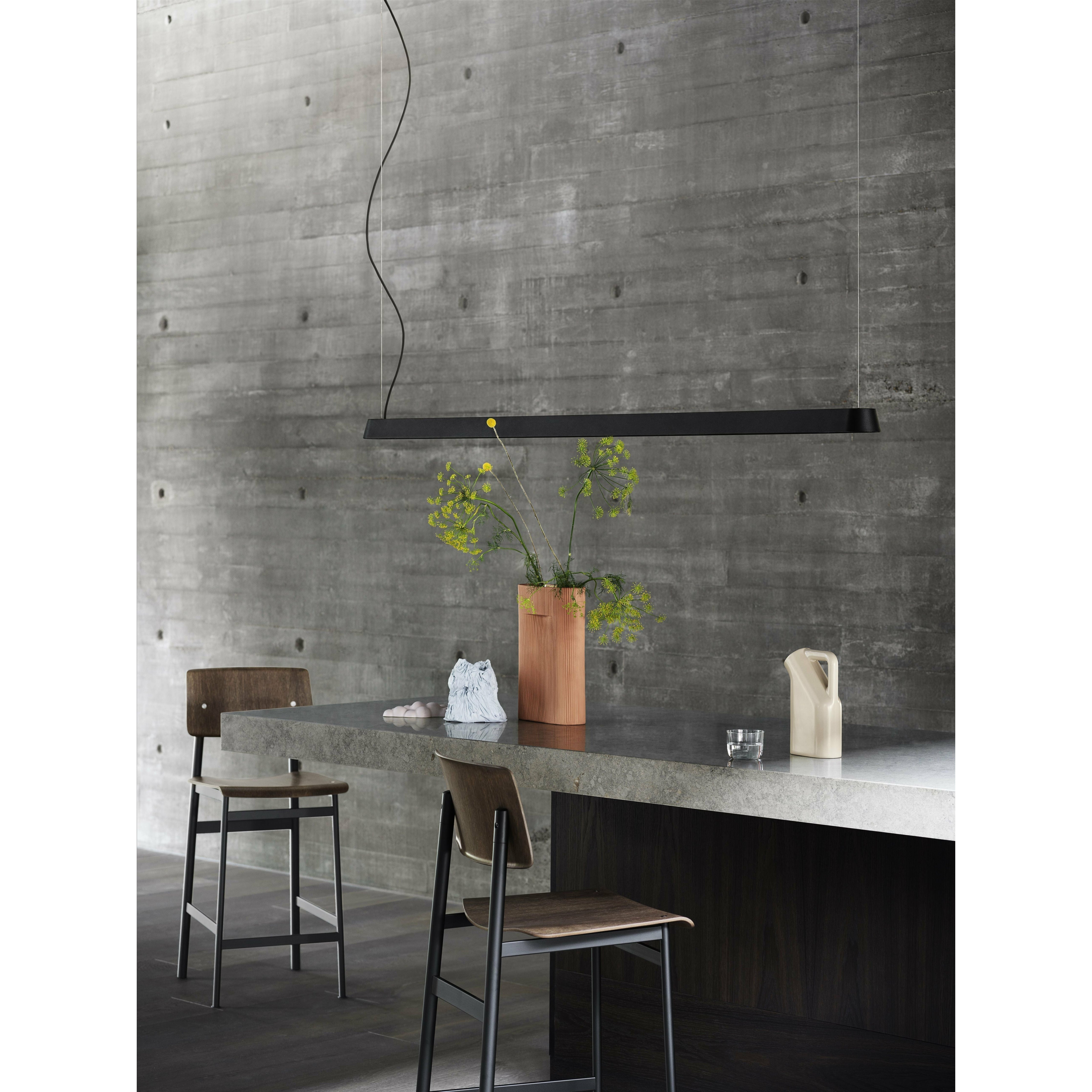 Lámpara de suspensión lineal Muuto 169 cm, negro