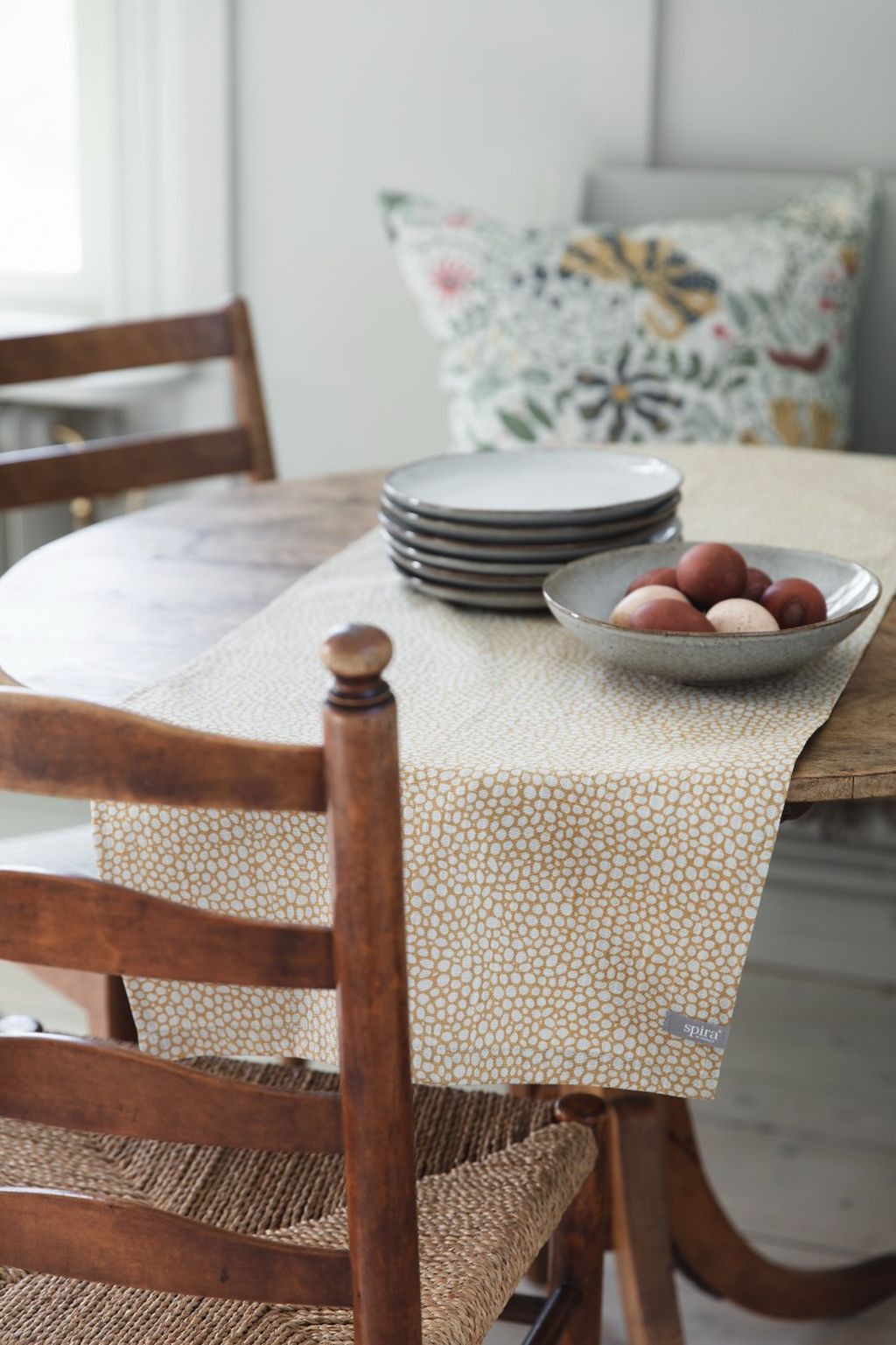 Spira Dotte Table Runner, Asphalt