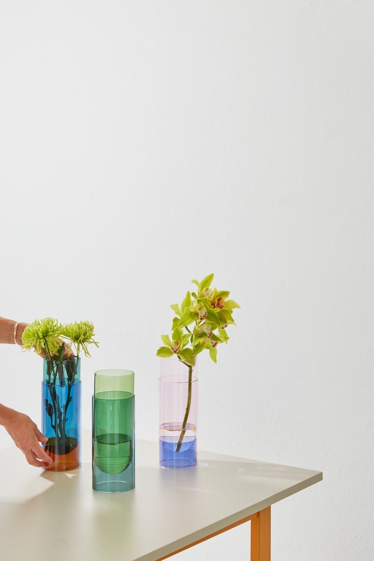 Studio sur le vase à tube de bouquet, vert