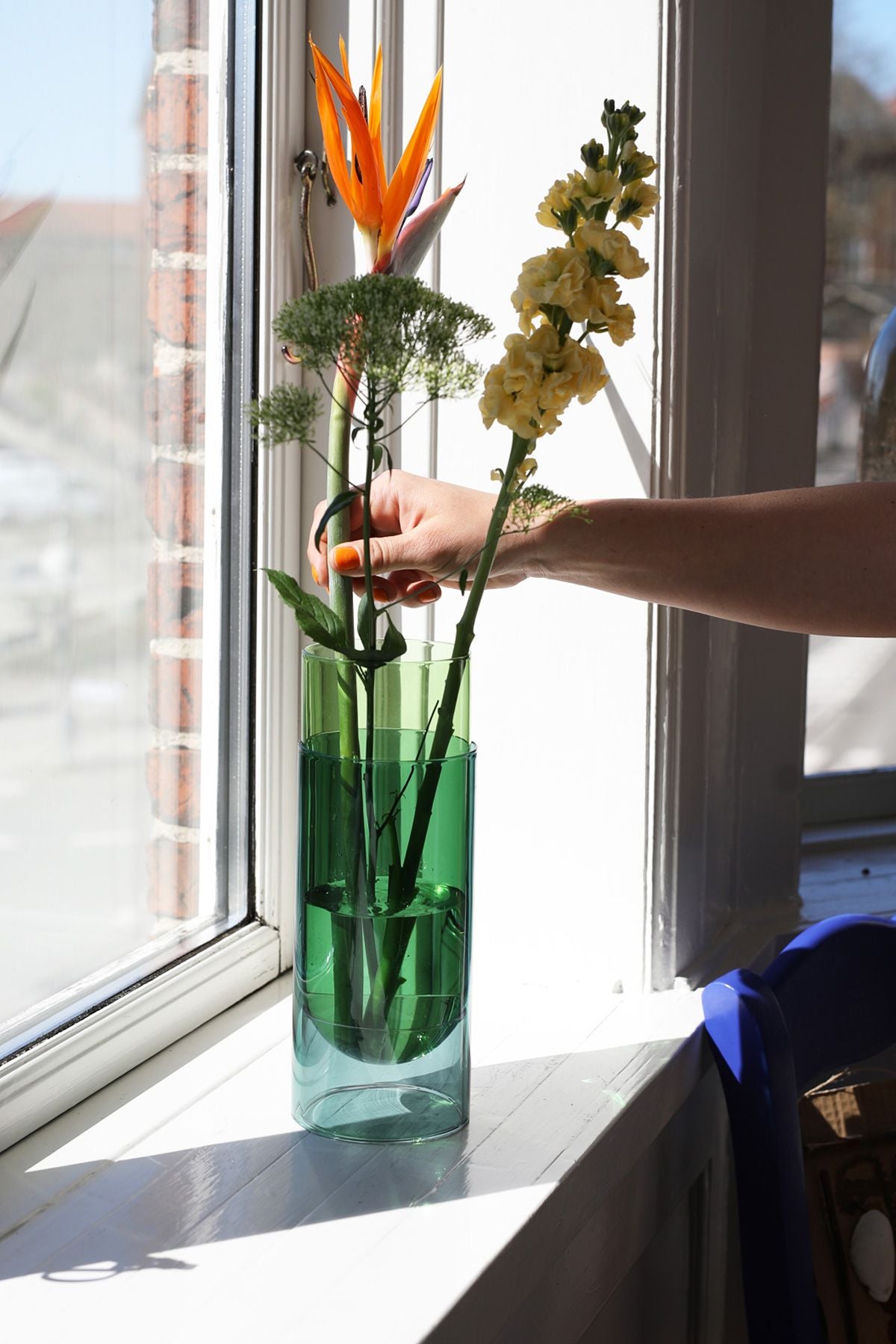 Studio sur le vase à tube de bouquet, vert