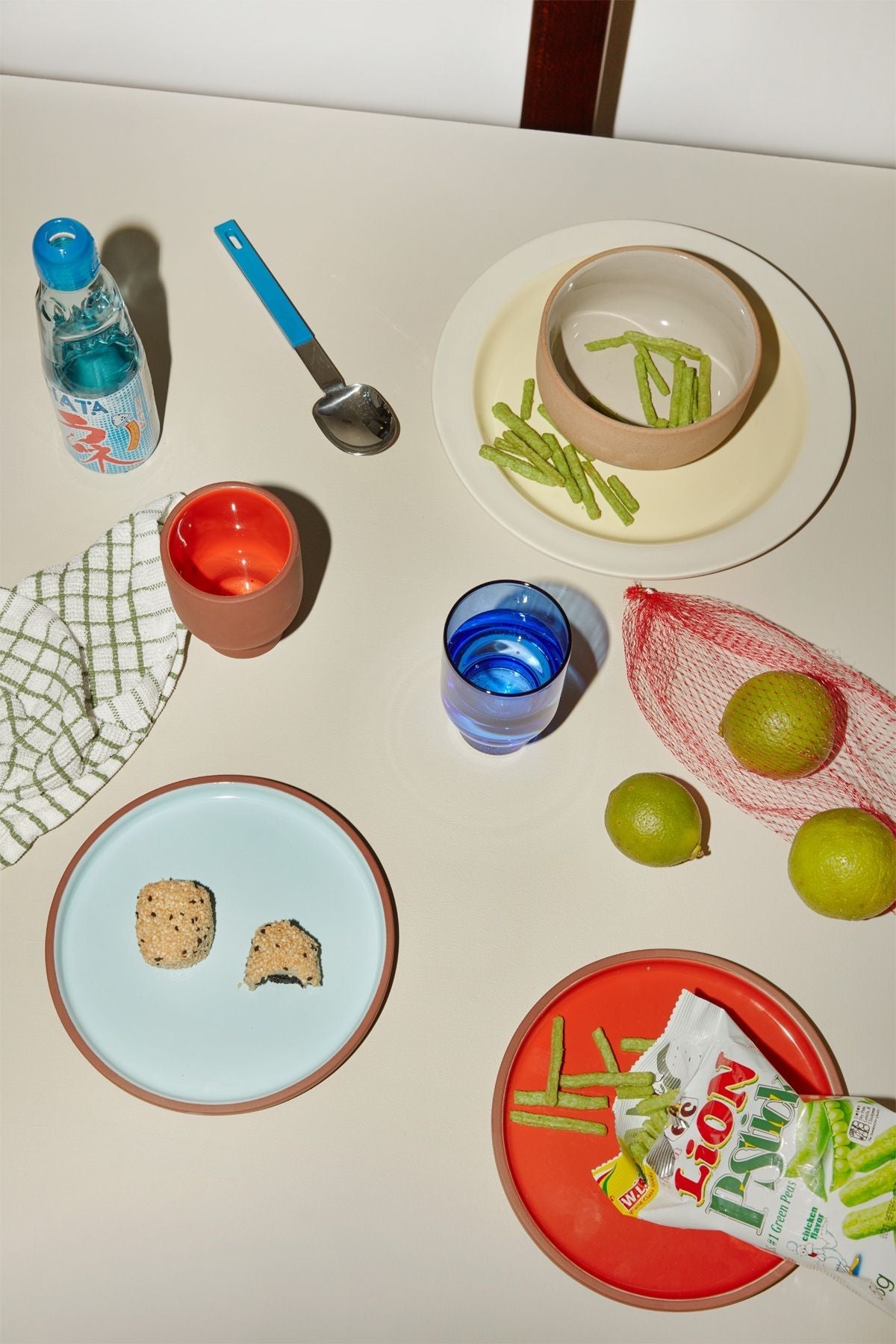 Studio sur l'ensemble de verrerie de 2 verres à eau, bleu