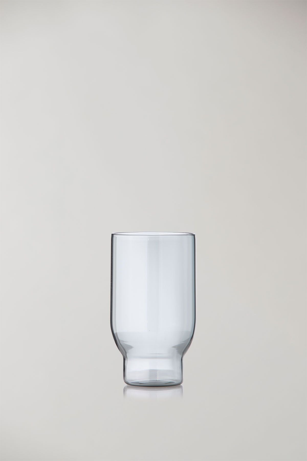 Studio sur l'ensemble de verrerie de 2 verres à eau, fumée