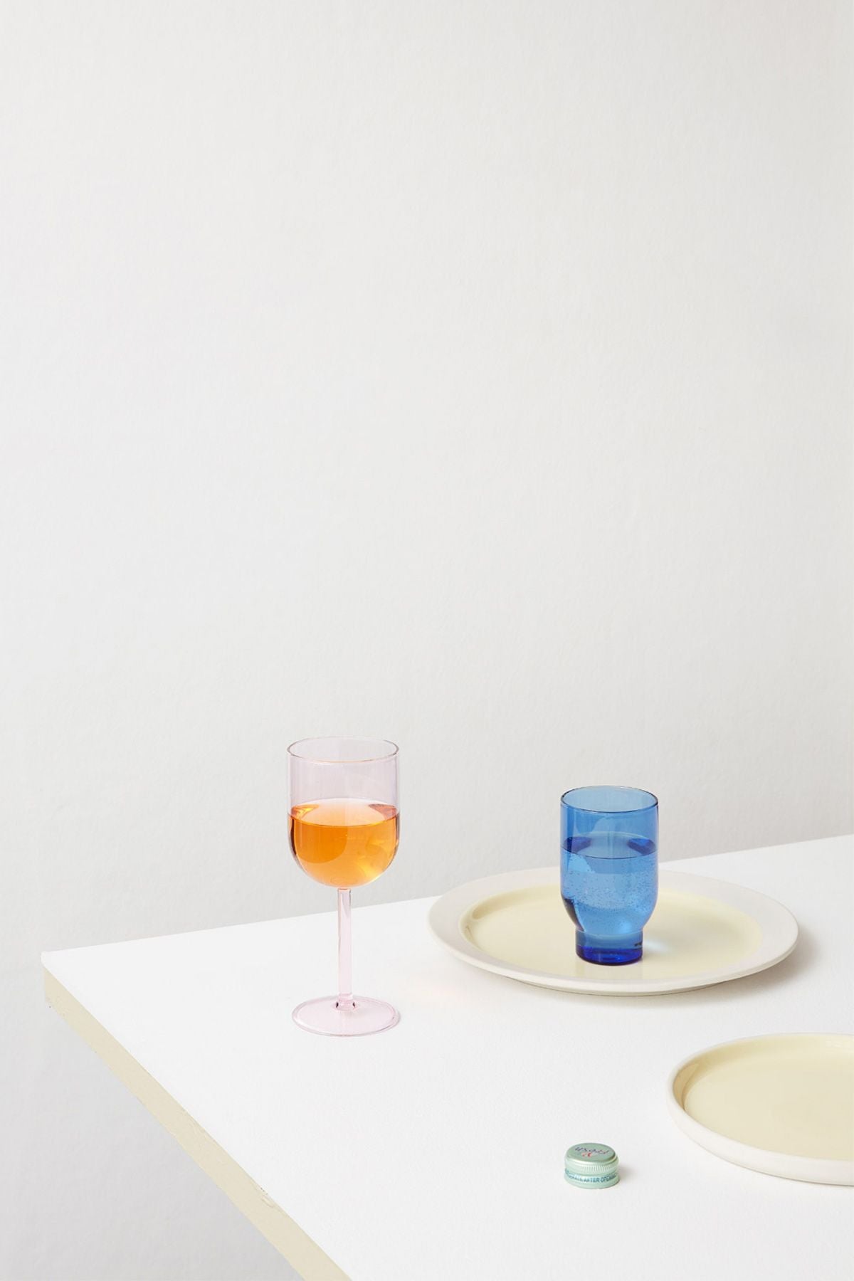 Studio sur l'ensemble de la verrerie de 2 verres à vin, rose