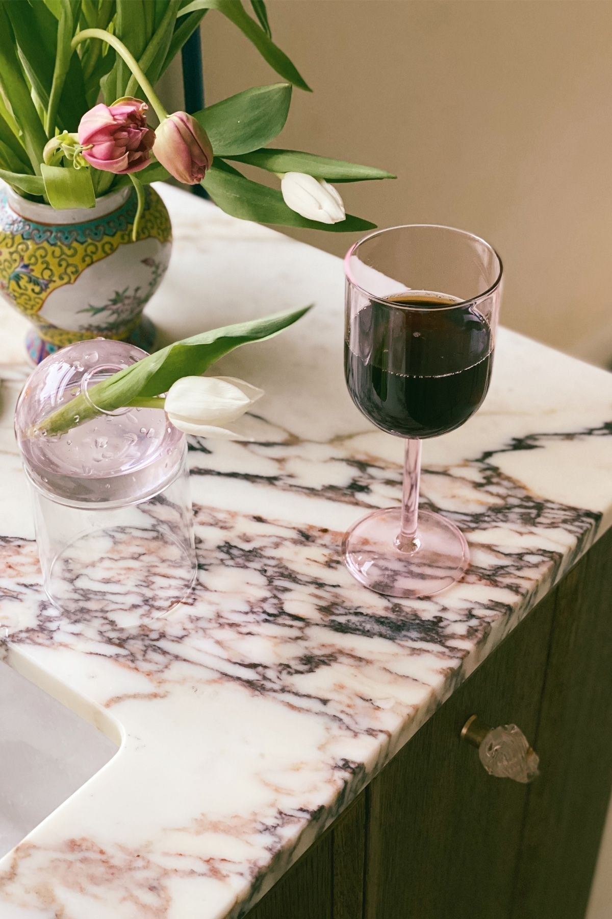 Studio sur l'ensemble de la verrerie de 2 verres à vin, rose