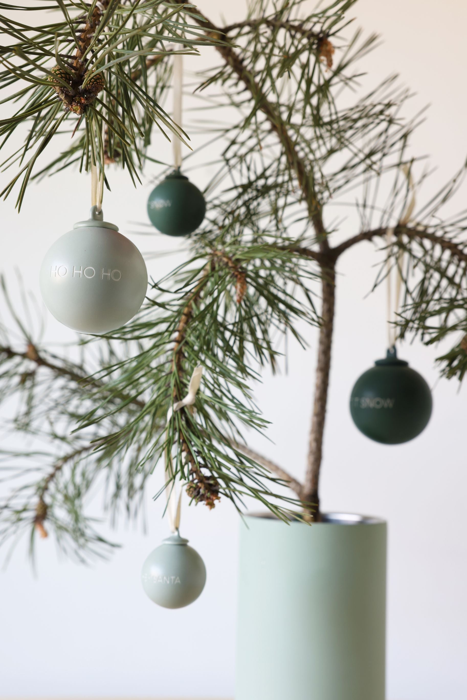 Letras de diseño historias de Navidad colgantes de pelota 40 mm (conjunto de 4 piezas), verde oscuro/verde polvoriento