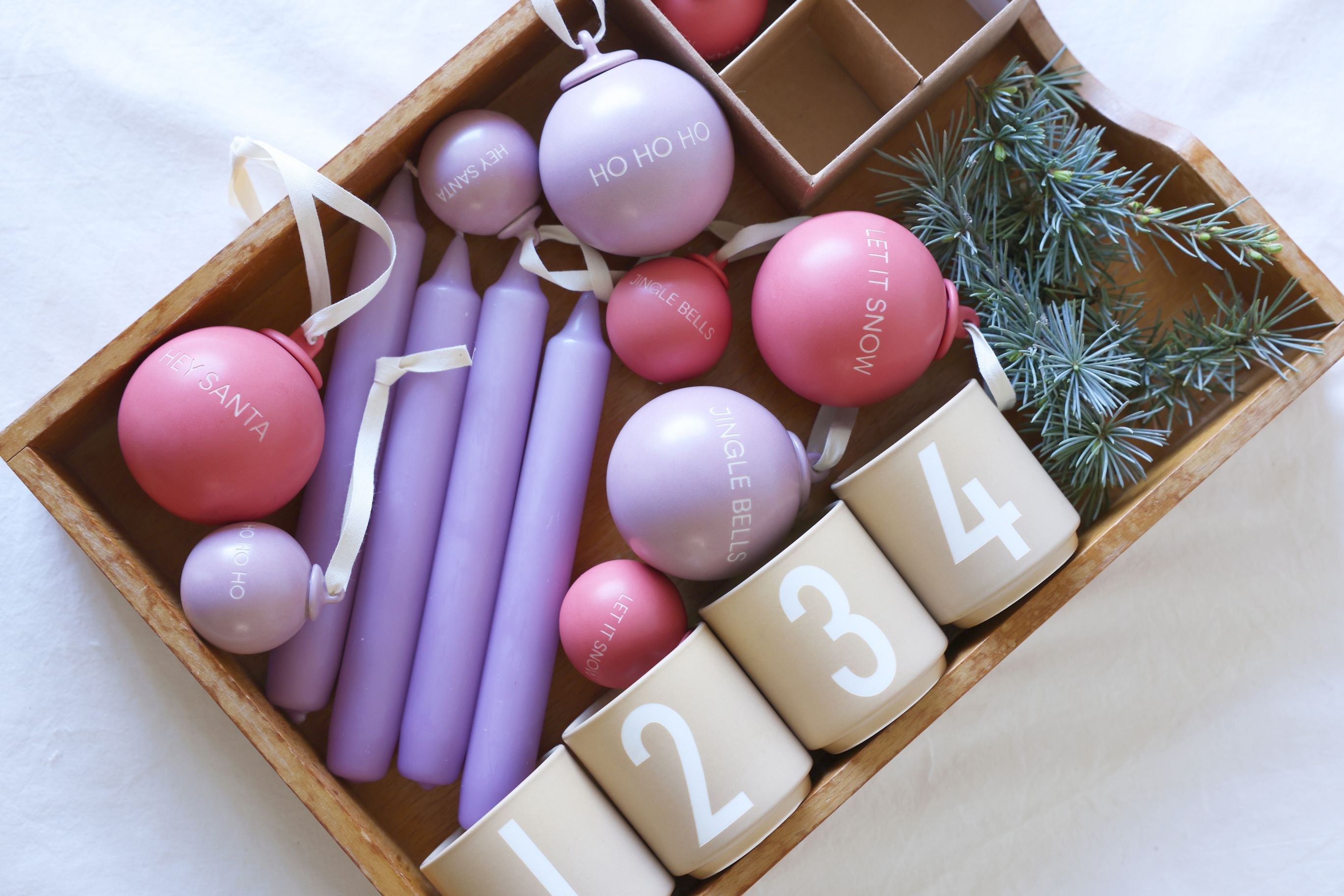 Letras de diseño Historias de Navidad Cachuelas de pelota 40 mm (conjunto de 4 PC), Rose de lavanda/descamación