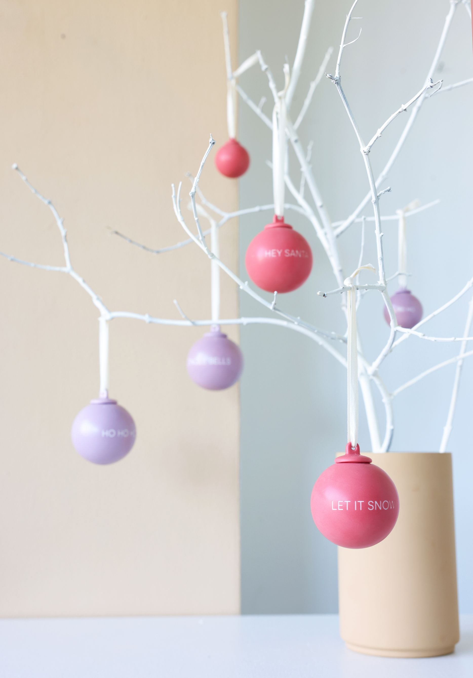 Letras de diseño Historias de Navidad Cachuelas de pelota 40 mm (conjunto de 4 PC), Rose de lavanda/descamación