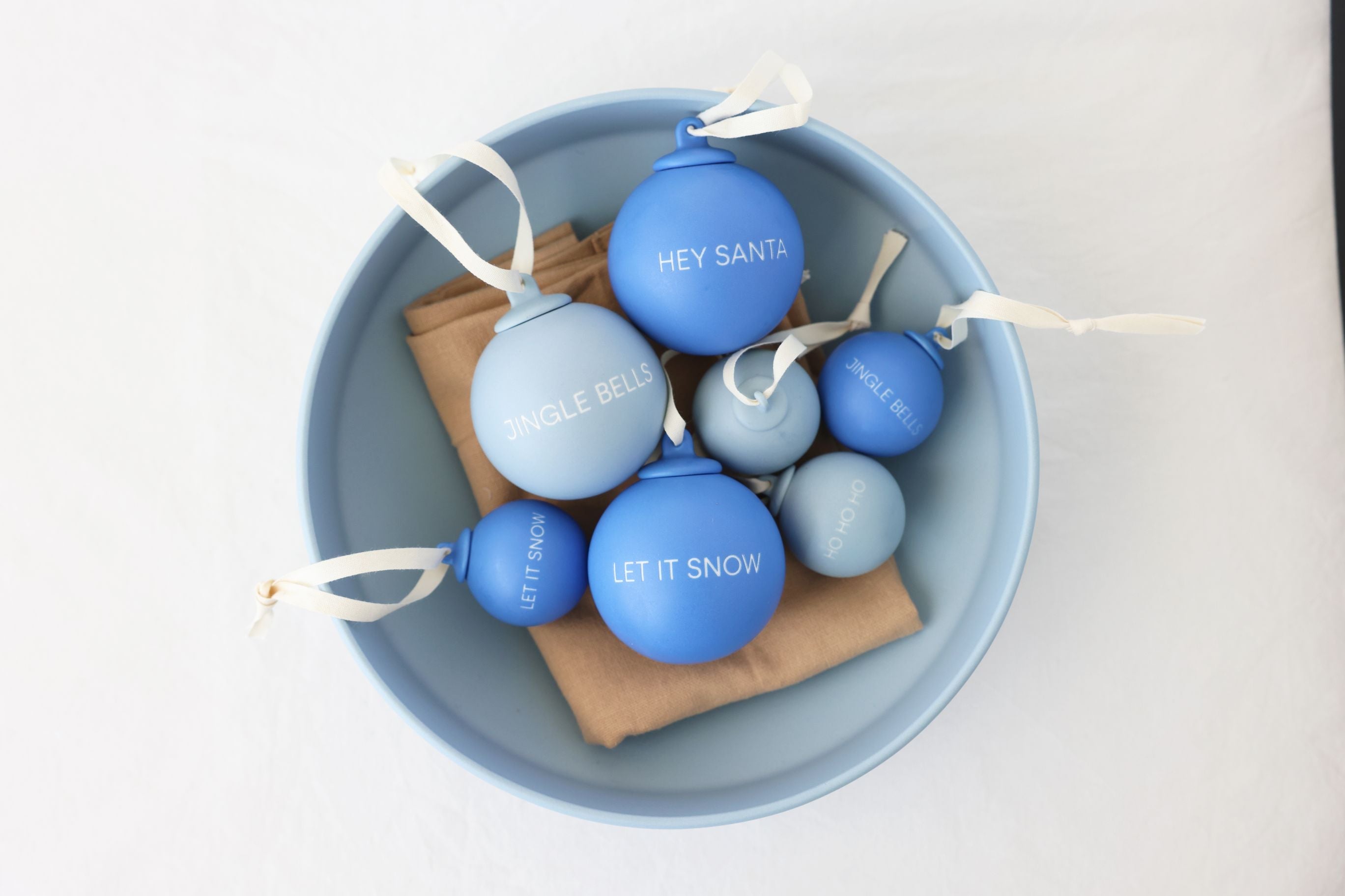 Lettres de conception histoires de Noël pendentifs balles 60 mm (ensemble de 4 pcs), bleu cobalt / bleu clair