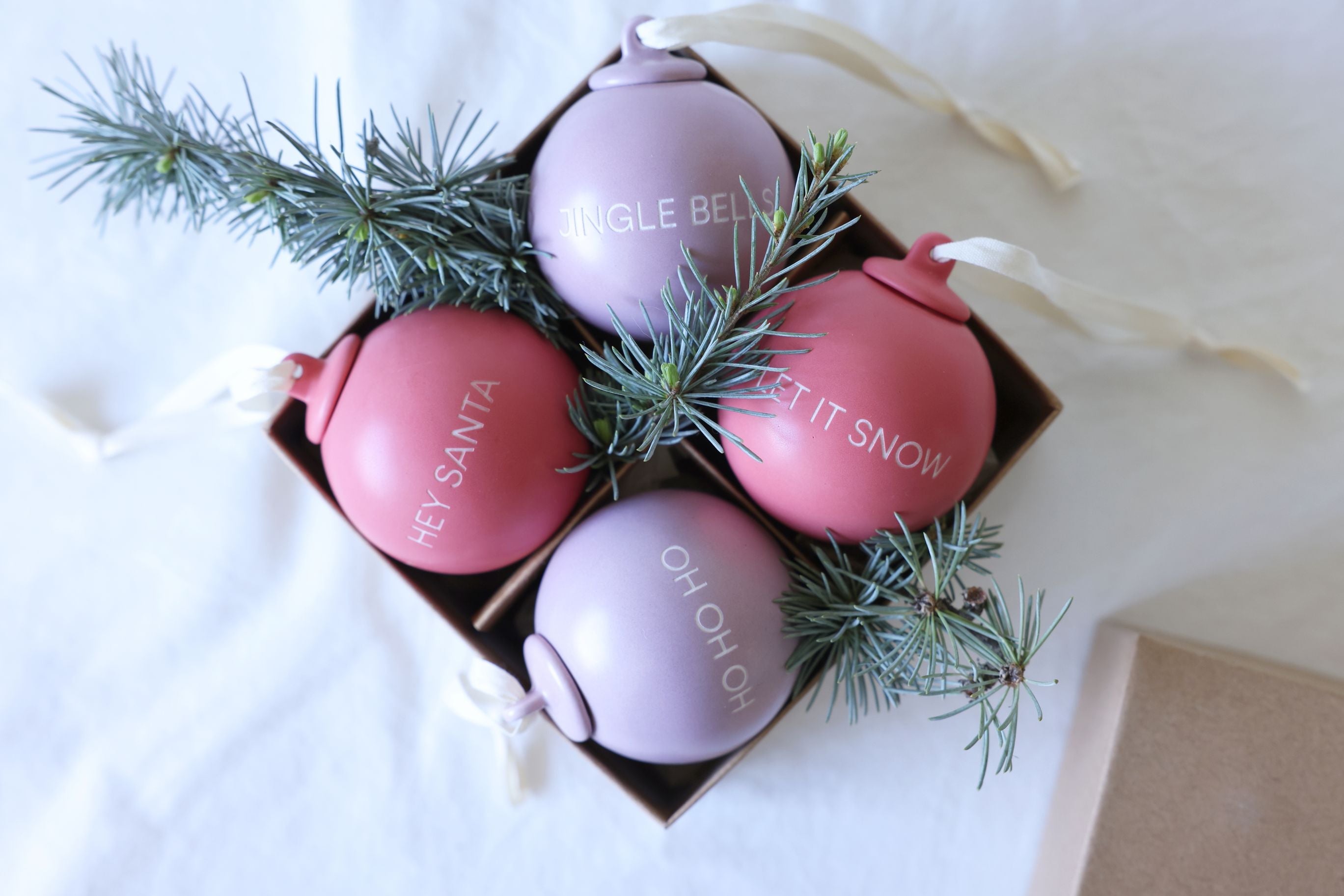 Letras de diseño historias de Navidad colgantes de pelota 60 mm (conjunto de 4 pcs), lavanda/rosa desvaída