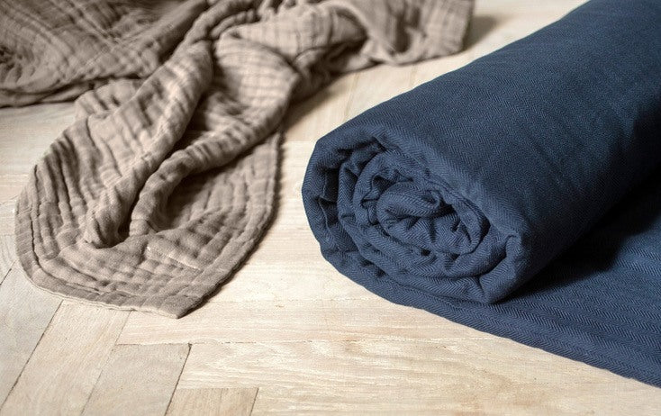 El colchón de meditación de la compañía orgánica, azul oscuro