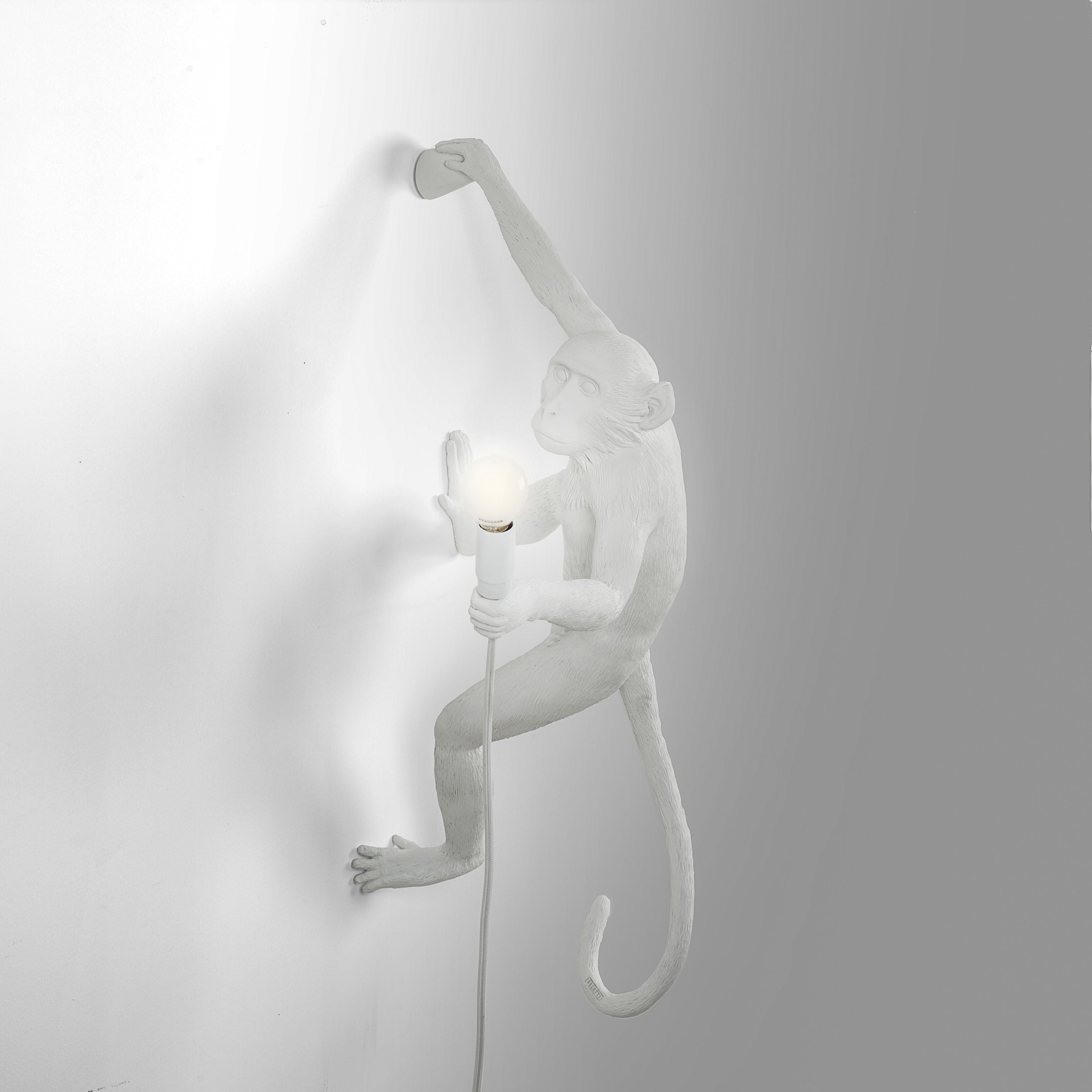Lámpara interior de Seletti Monkey White, colgando la mano derecha