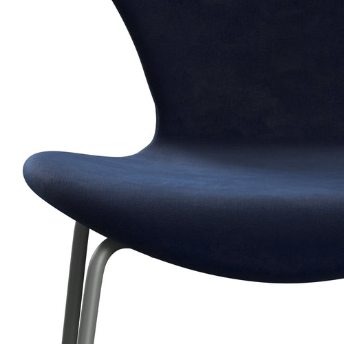 Fritz Hansen 3107 Stuhl Vollbeziegele, silbergrau/Belfast Velvet Mitternachtsblau