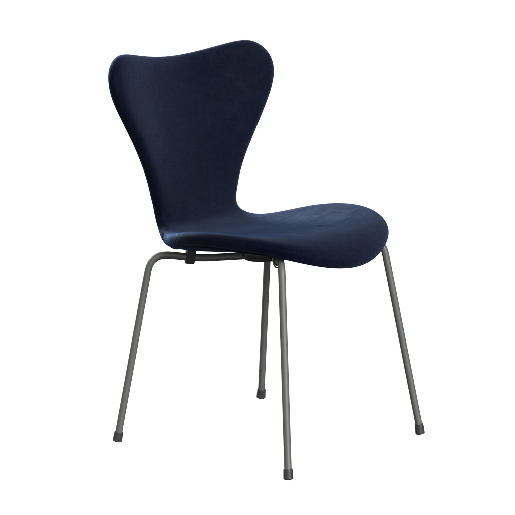 Fritz Hansen 3107 Stuhl Vollbeziegele, silbergrau/Belfast Velvet Mitternachtsblau