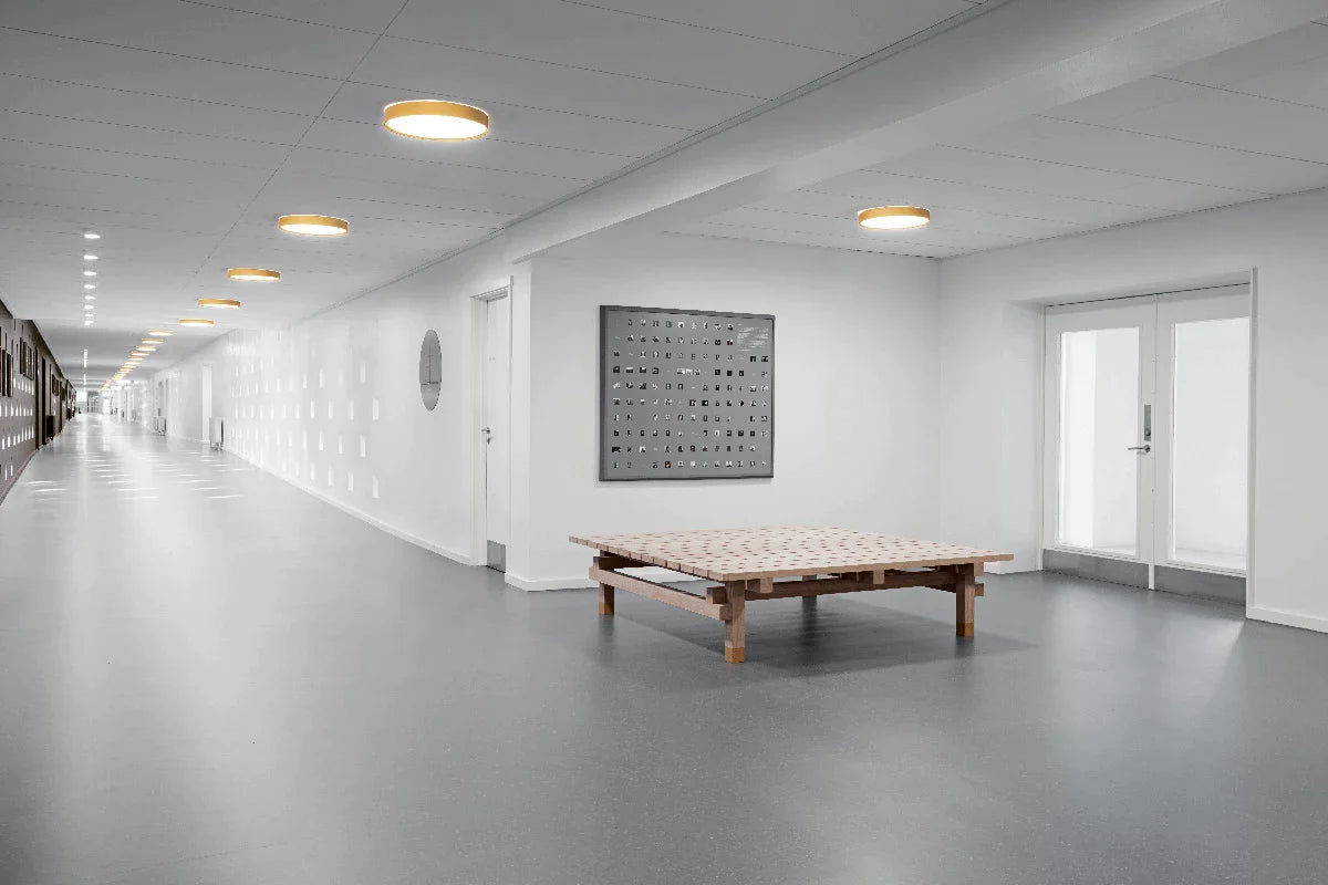 Lámpara de techo montada en la superficie redonda de Louis Poulsen LP LP SLIM 1232 Lúmenes Ø25 cm, blanco