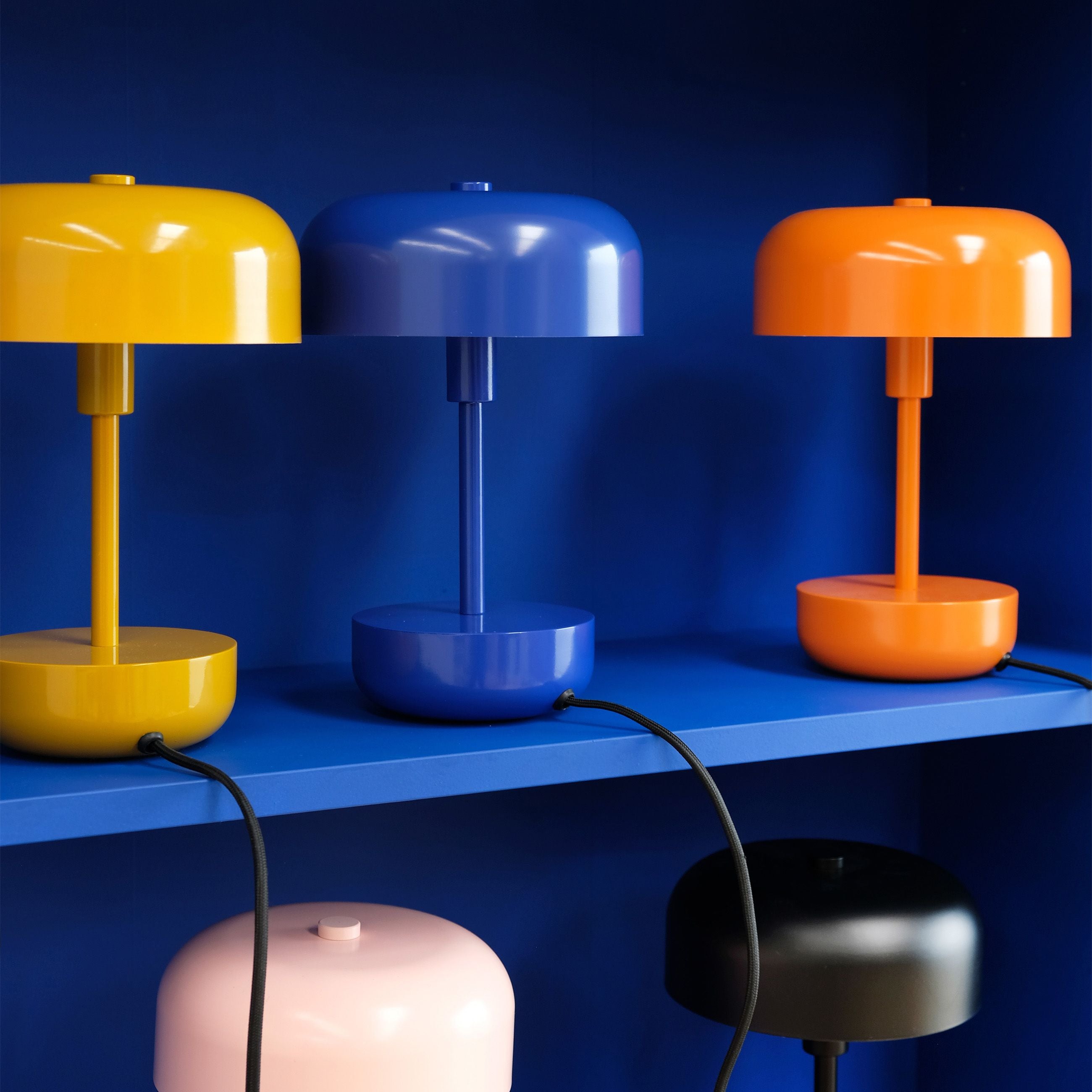 Lámpara de mesa Dyberg Larsen Haipot, azul