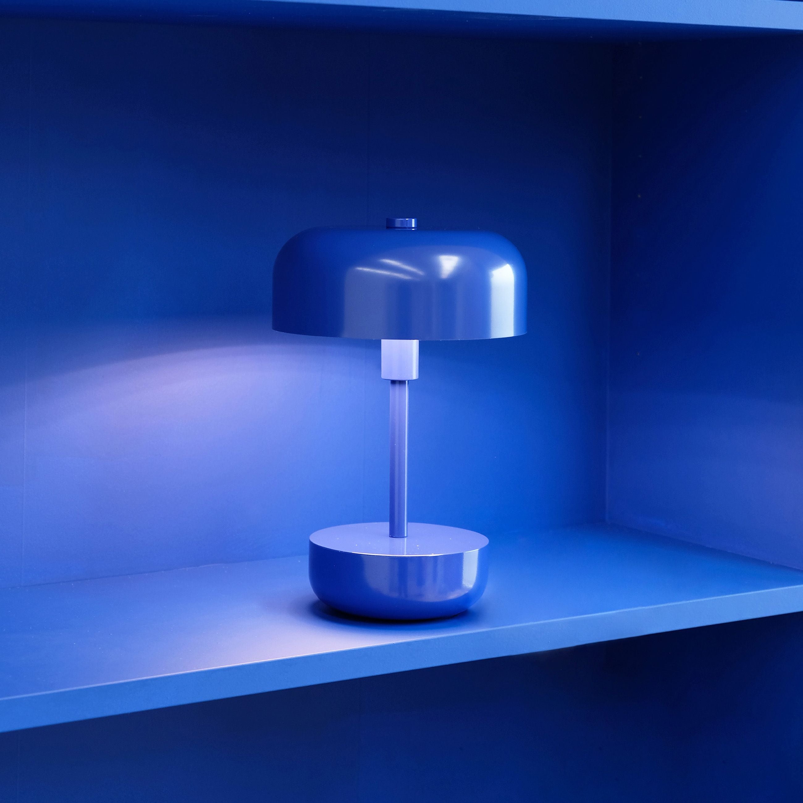 Dyberg Larsen Haipot Lámpara de mesa recargable, azul