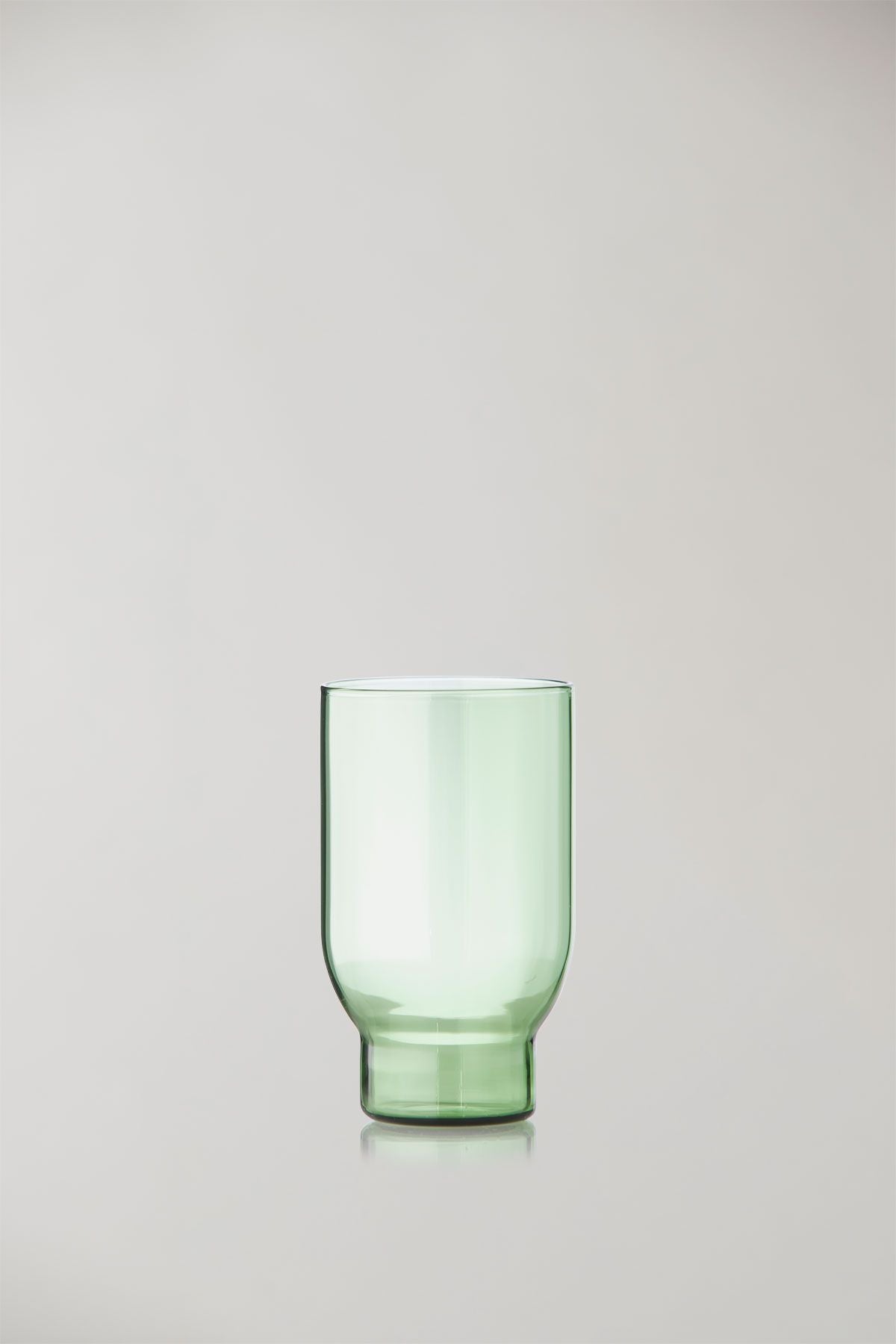 Studio om glasvaror med 2 vattenglasögon, grönt