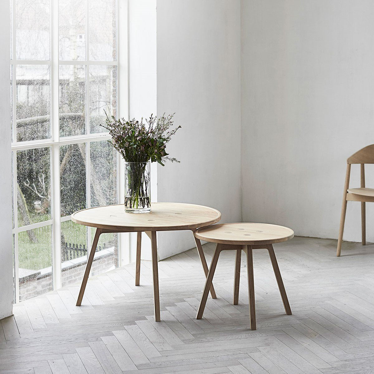 Andersen Furniture Table basse C2 en chêne pigmenté blanc, ø 50 cm