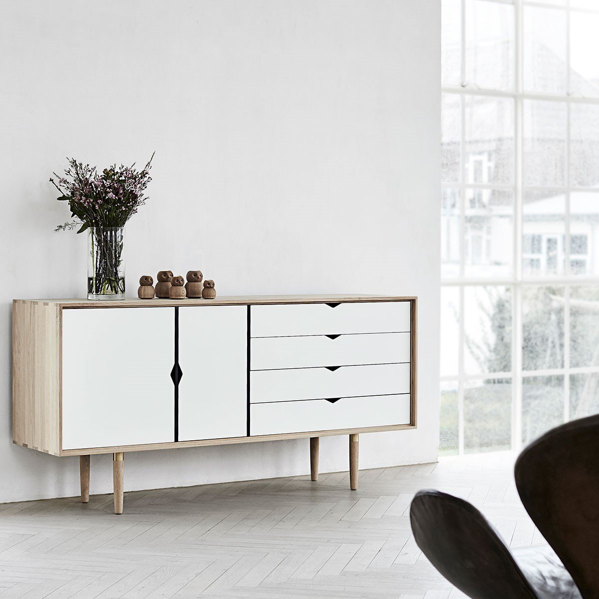 Andersen Furniture S6 Skænk Sæbebehandlet Eg, Hvid Front