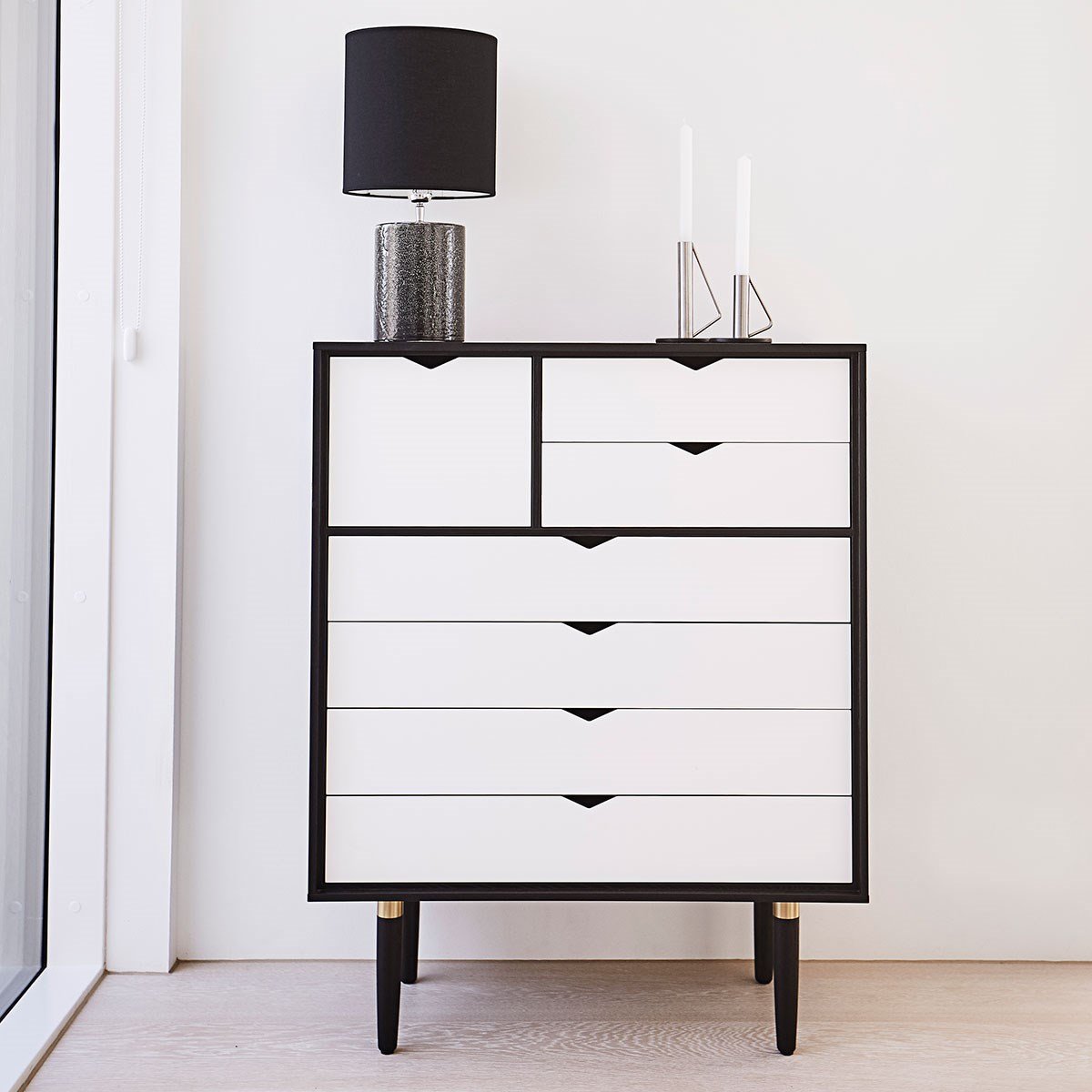 Andersen Furniture S8 Coffre de tiroirs noirs, avant blanc
