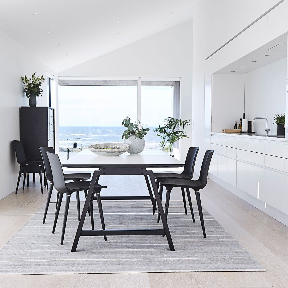 Table extensible des meubles Andersen T1, stratifié blanc, cadre noir, 160 cm