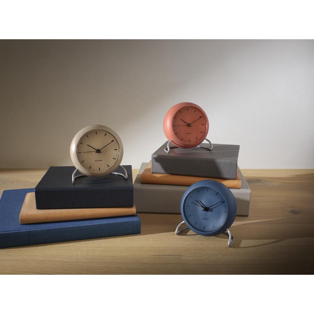 Relógio da mesa da prefeitura de Arne Jacobsen, laranja pálida