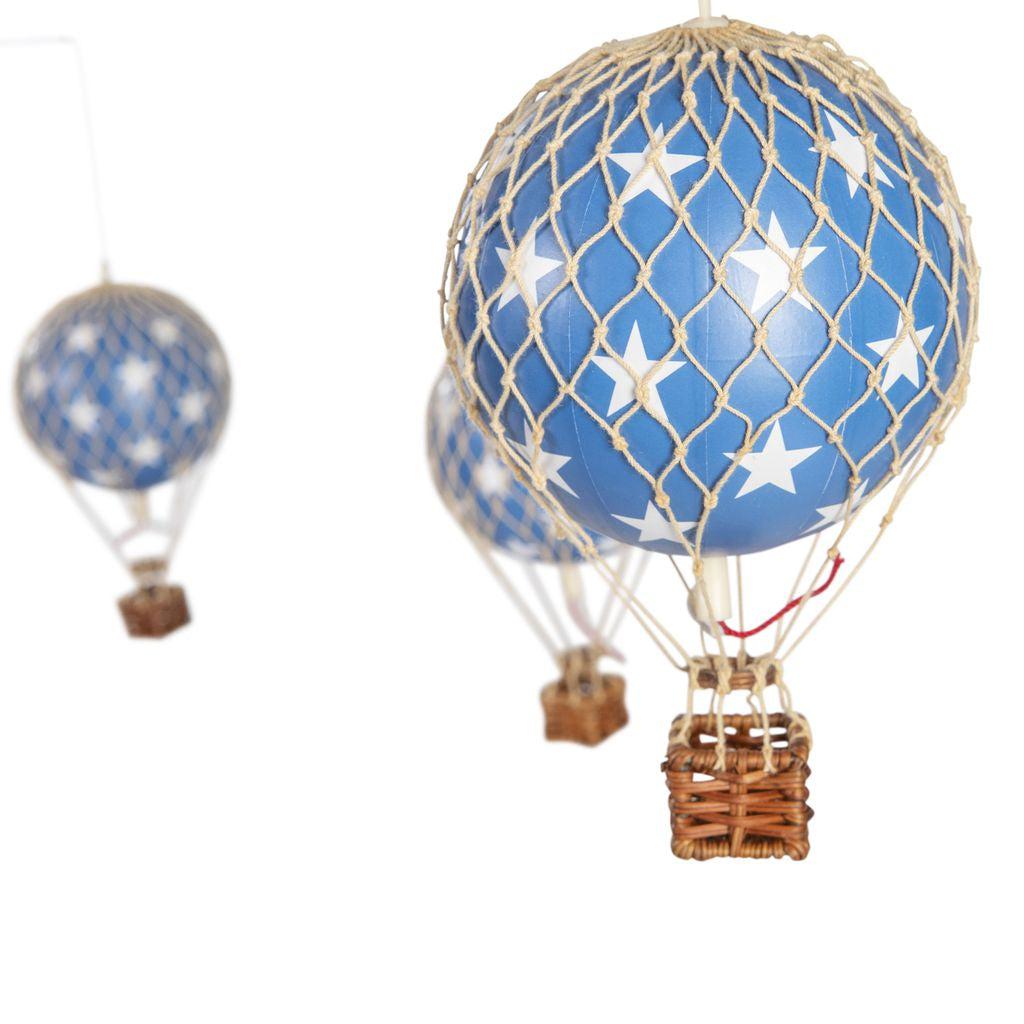 Authentische Models Sky Flight Mobile mit Luftballons, blaue Sterne