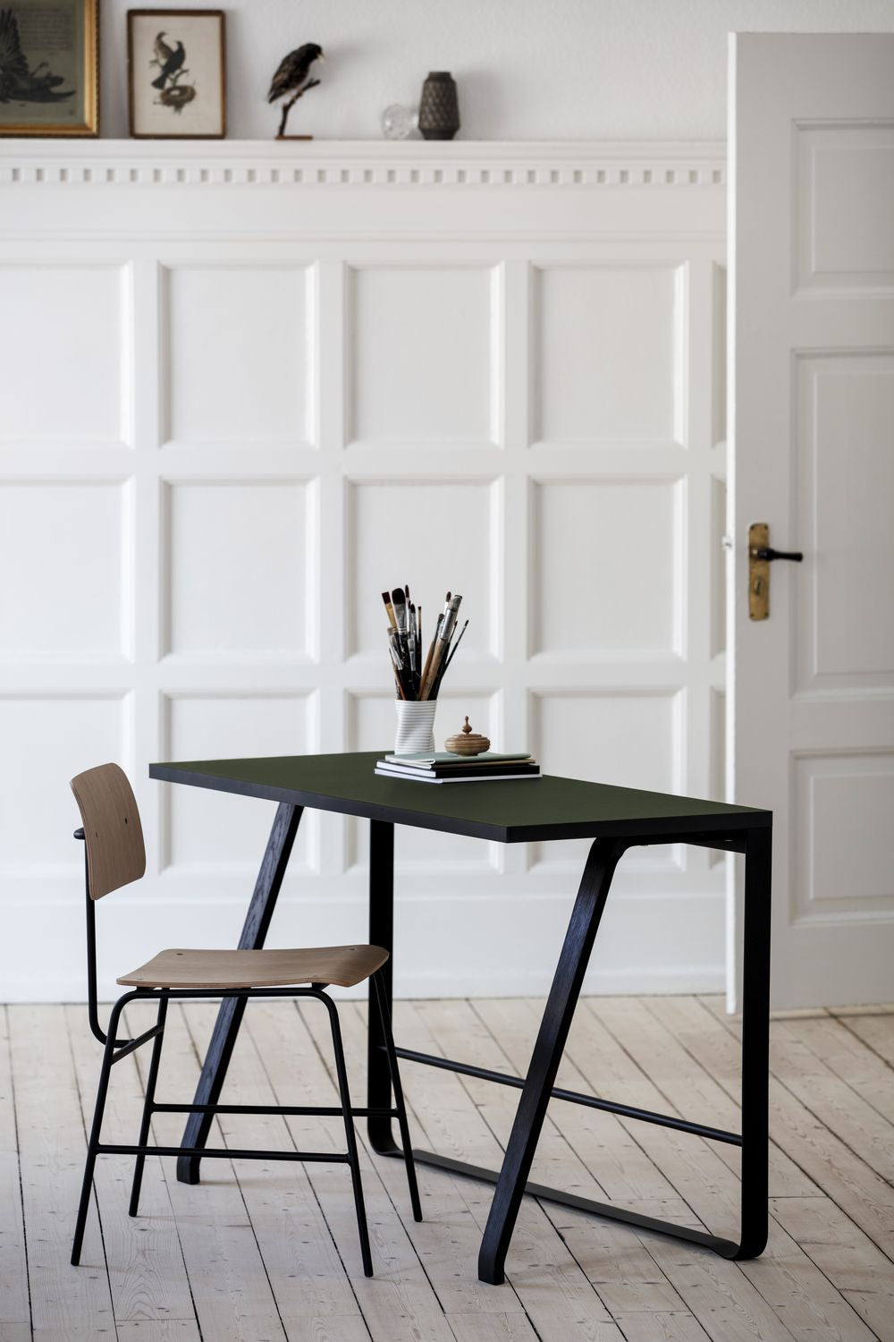 Bøjet Hansen Hemingway -skrivebord med skuffe L 120 cm, sort lakeret bøg/nåletræ grøn linoleum