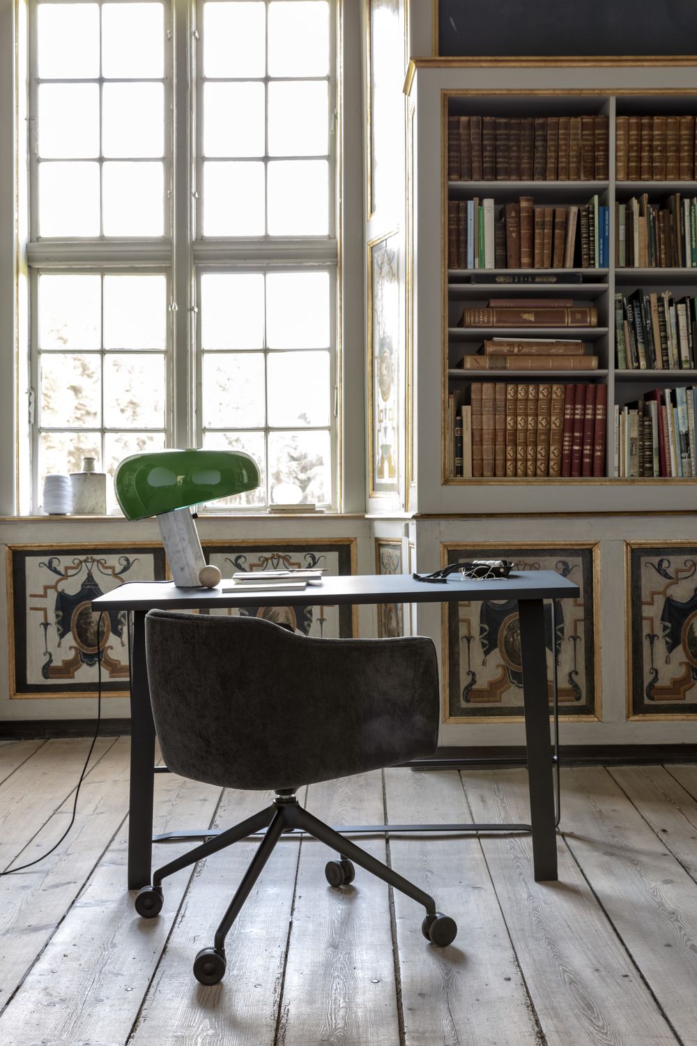 Bøjet Hansen Hemingway -skrivebord med skuffe L 120 cm, sort lakeret bøg/nåletræ grøn linoleum