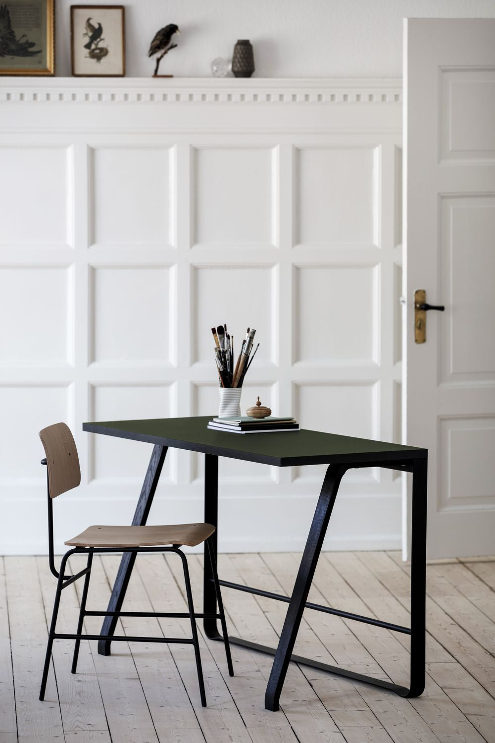 Hansen Hansen Hemingway Bureau avec tiroir l 120 cm, hêtre laqué noir / linoléum bleu fumé