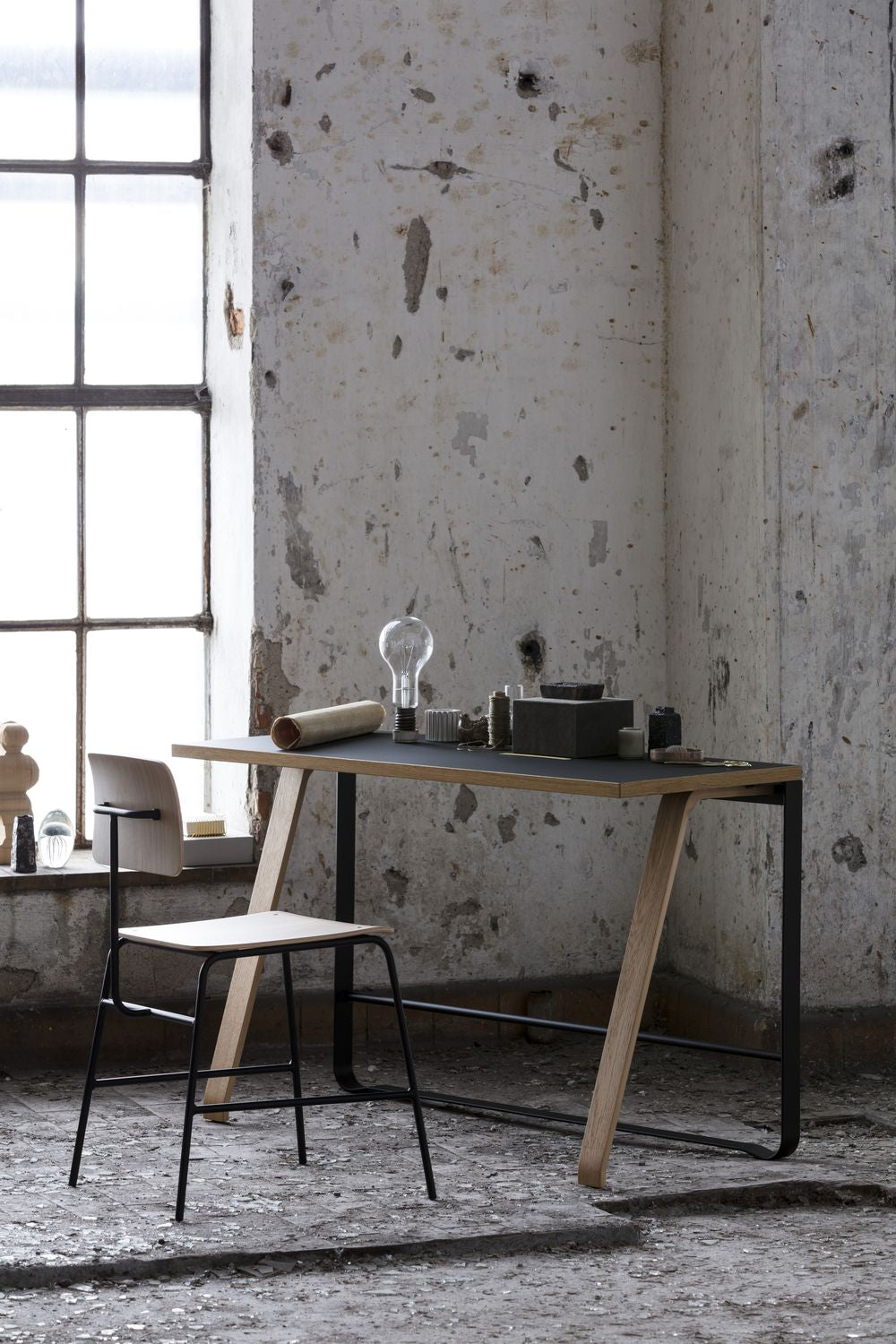 Gebogener Hansen Hemingway -Schreibtisch mit Schubladen L 120 cm, matt lackierter Eiche/Nadelbaumgrün Linoleum