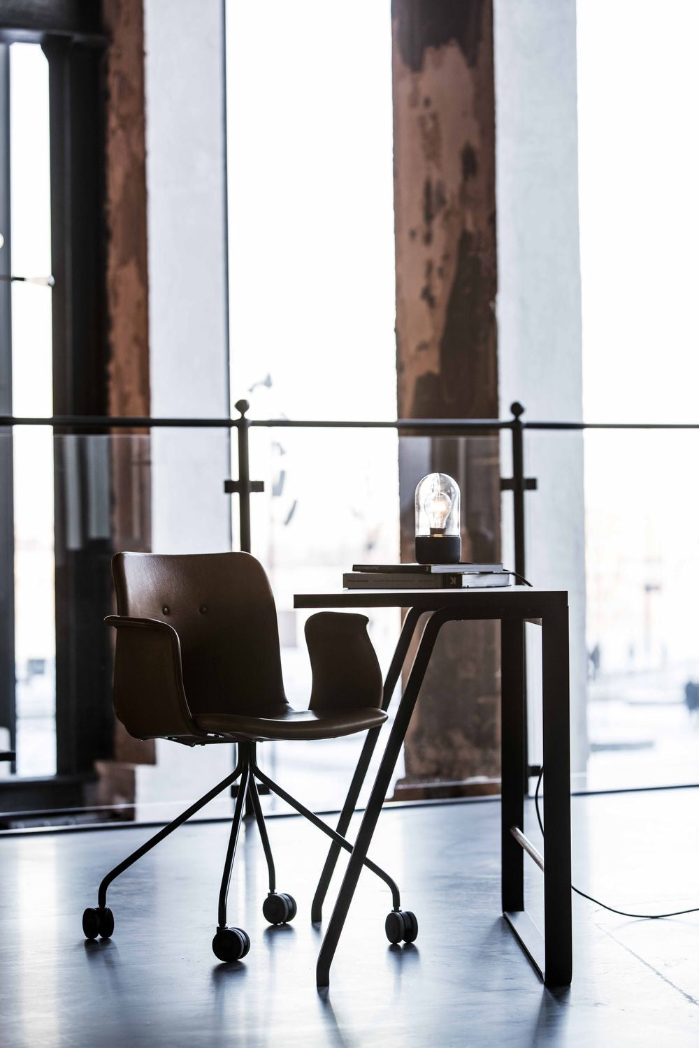 Chaise primum Hansen Bent avec des accoudoirs à roues noires, cuir davos marron