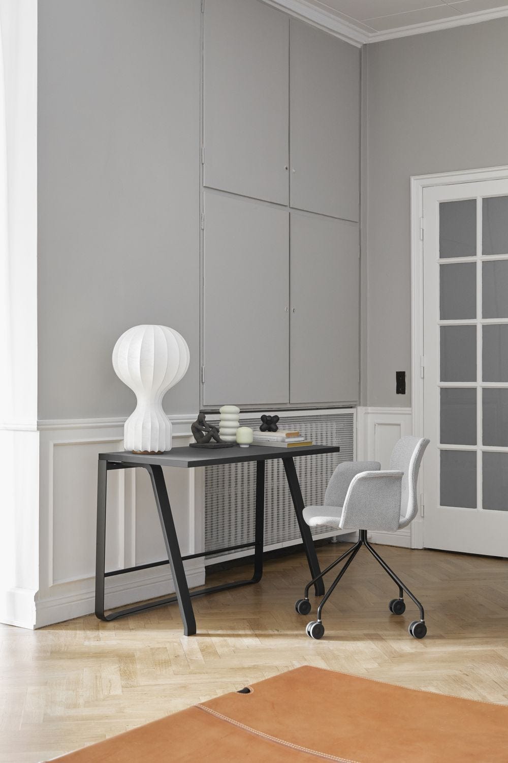 Gebogener Hansen -Primum -Stuhl mit Armlehnen schwarzer fester Rahmen, Cognac Adrian Leder