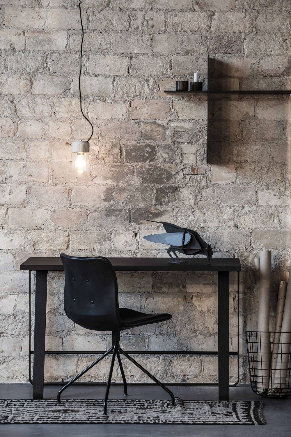 Bent Hansen Primum Stuhl mit Armlehnen schwarzer fester Rahmen, schwarzes Zenso -Leder