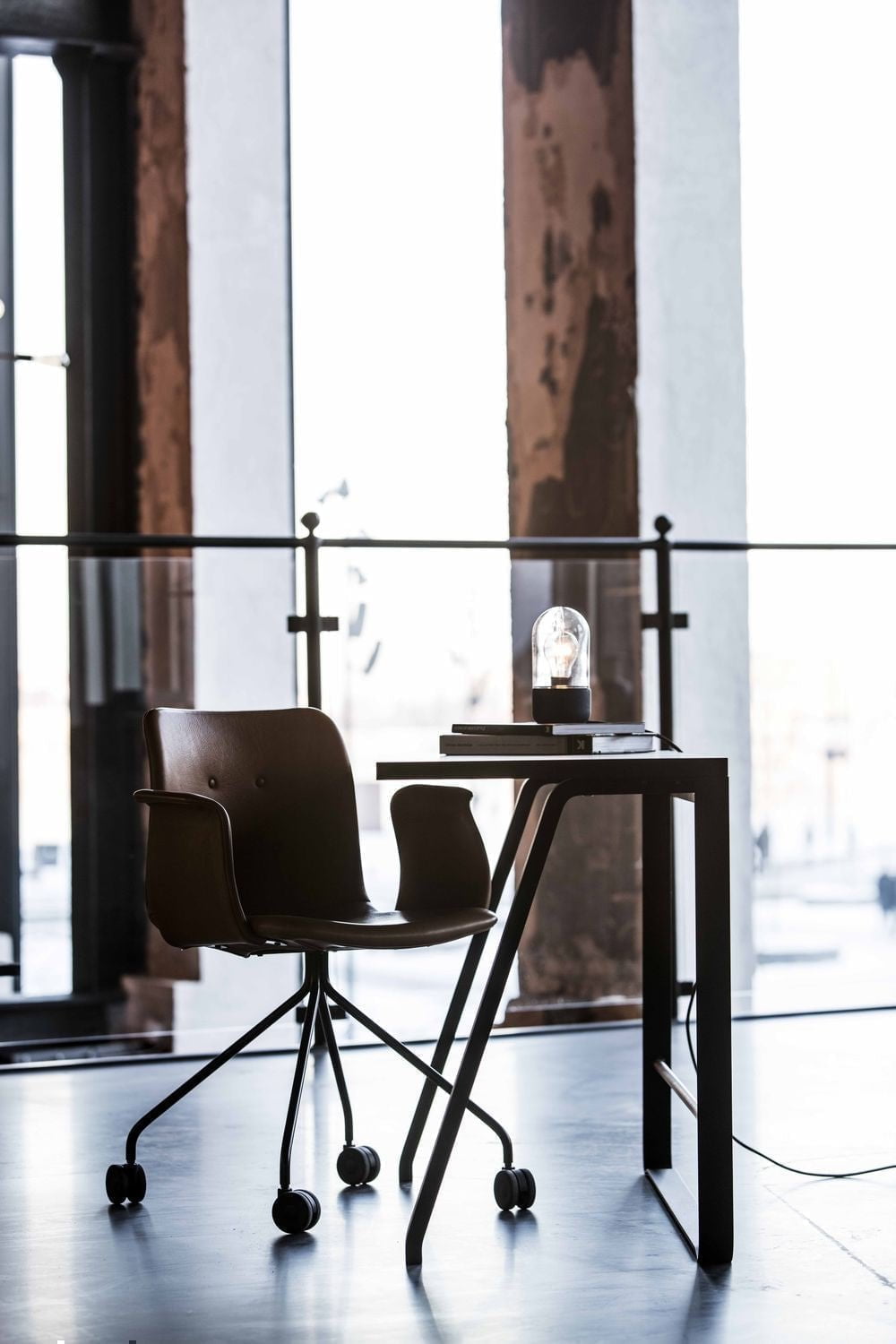 Bent Hansen Primum -stol med armstöd svart hjulram, Tartufo Davos läder