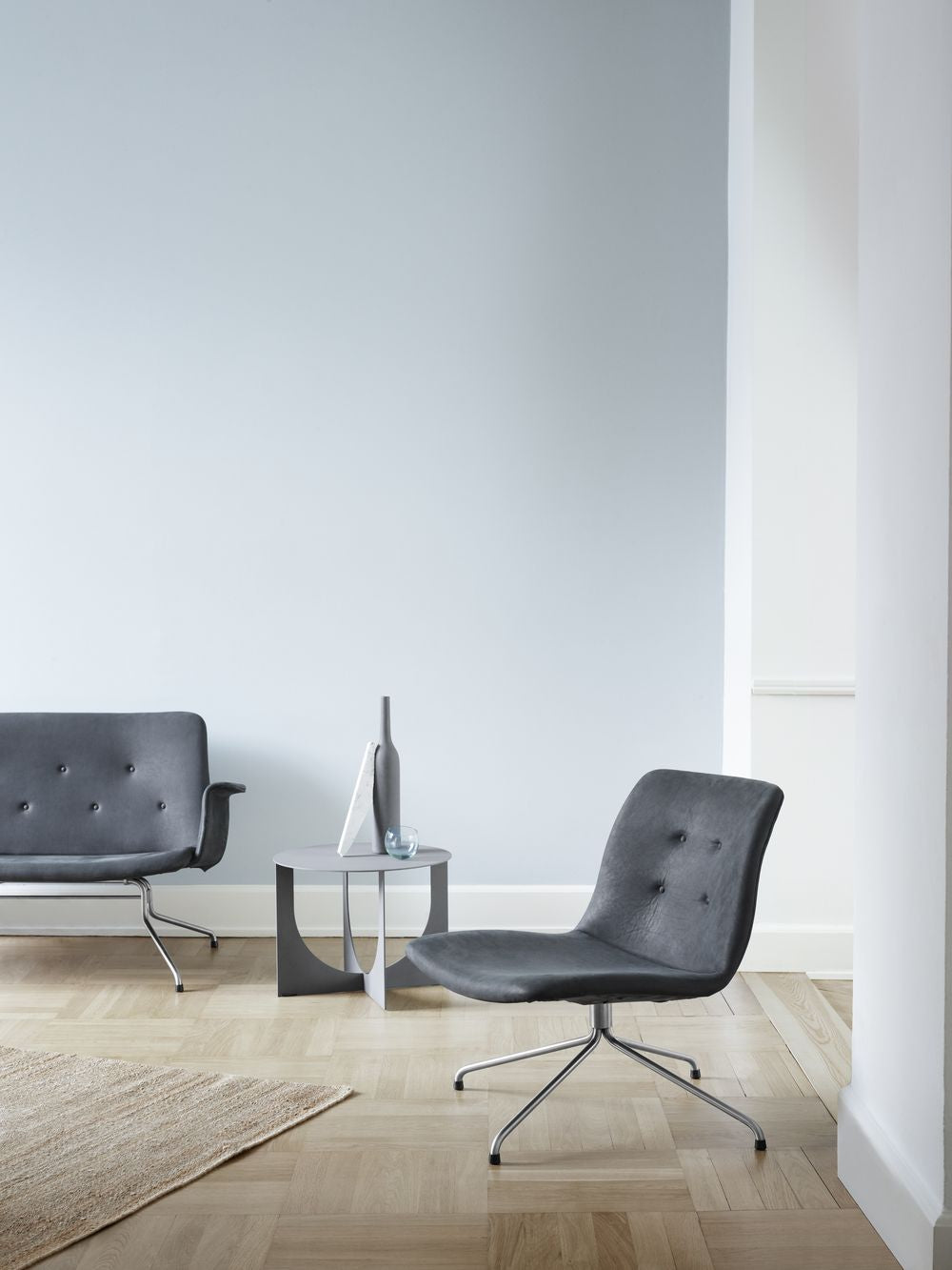 Bent Hansen Primum Lounge Stuhl mit Armlehnen, schwarzem Rahmen/Cognac Adrian Leder