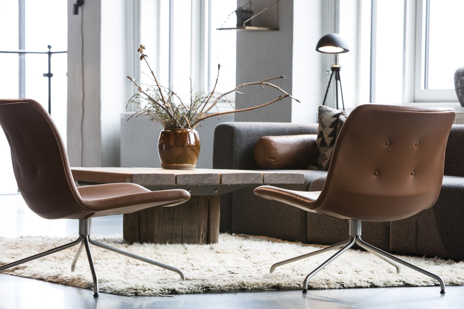 Bent Hansen Primum Lounge Stuhl mit Armlehnen, schwarzem Rahmen/Cognac Adrian Leder